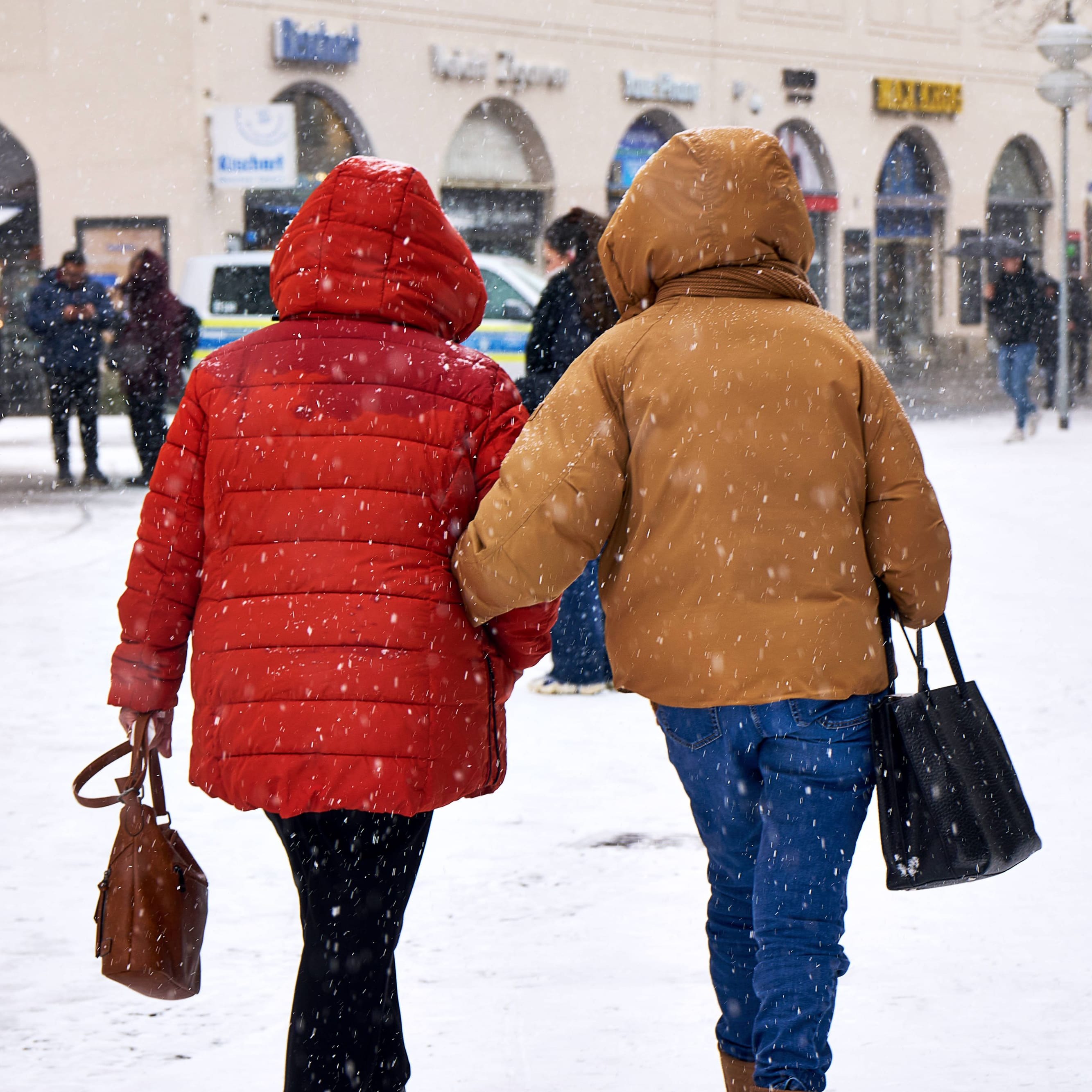 Menschen in München (Symbolbild): Es wird noch einmal empfindlich kalt, die Schneefallgrenze sinkt.