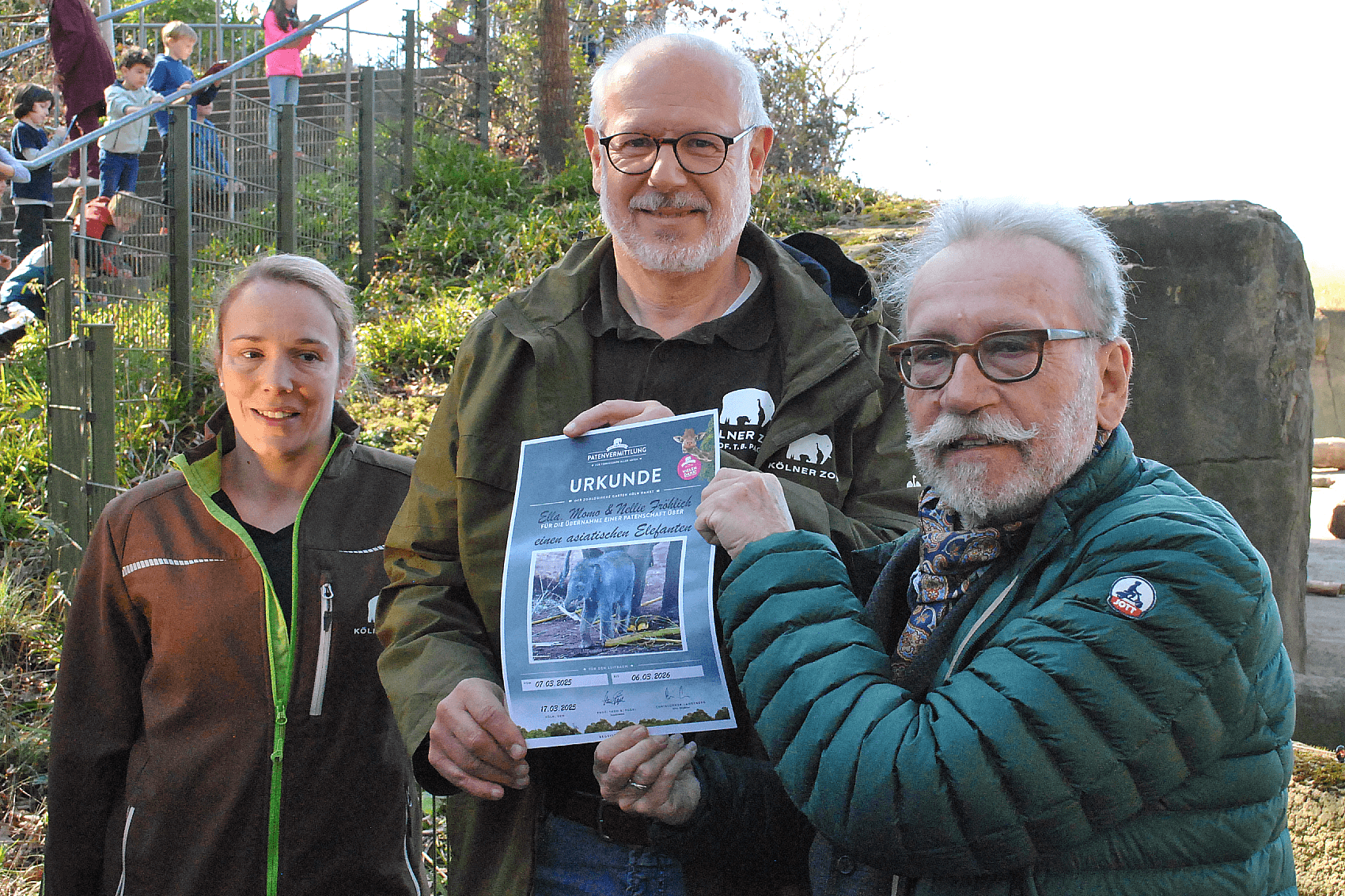 Janus Fröhlich (rechts) mit Zoodirektor Theo Pagel (Mitte) und Tierärztin Sandra Langer: Zur Patenschaft gab es für den Ex-Höhner-Drummer eine Urkunde.