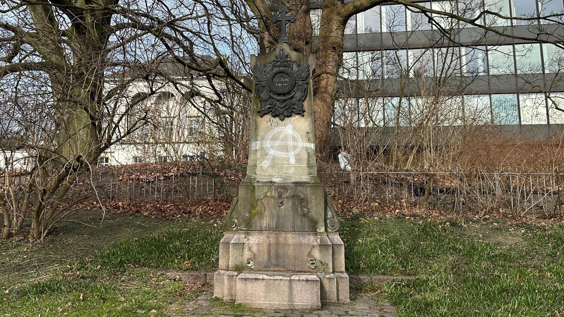 Das Helgoland-Denkmal im Schröders Elbpark in Altona (Archivbild): Diebe entwenden die Plakette und eine schwere Schiffsschraube.