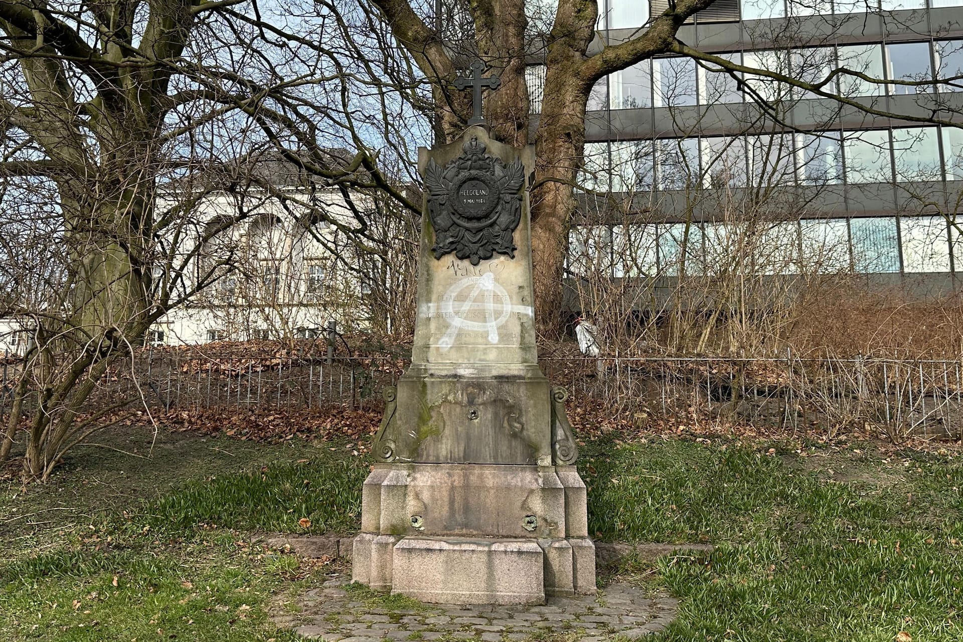 Das Helgoland-Denkmal im Schröders Elbpark in Altona (Archivbild): Diebe entwenden die Plakette und eine schwere Schiffsschraube.