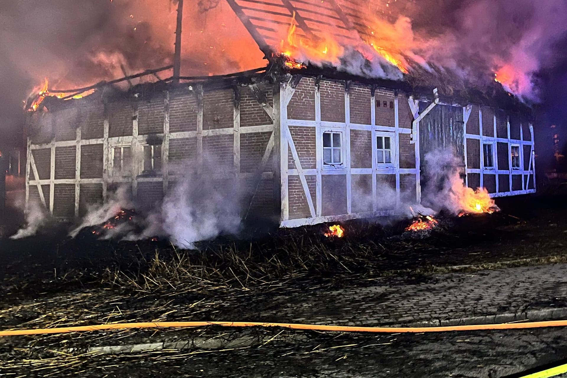 Ein Wohnhaus in Dollern bei Stade brennt: Der Schaden nach dem Großeinsatz am Donnerstagmorgen liegt bei 2,5 Millionen Euro.