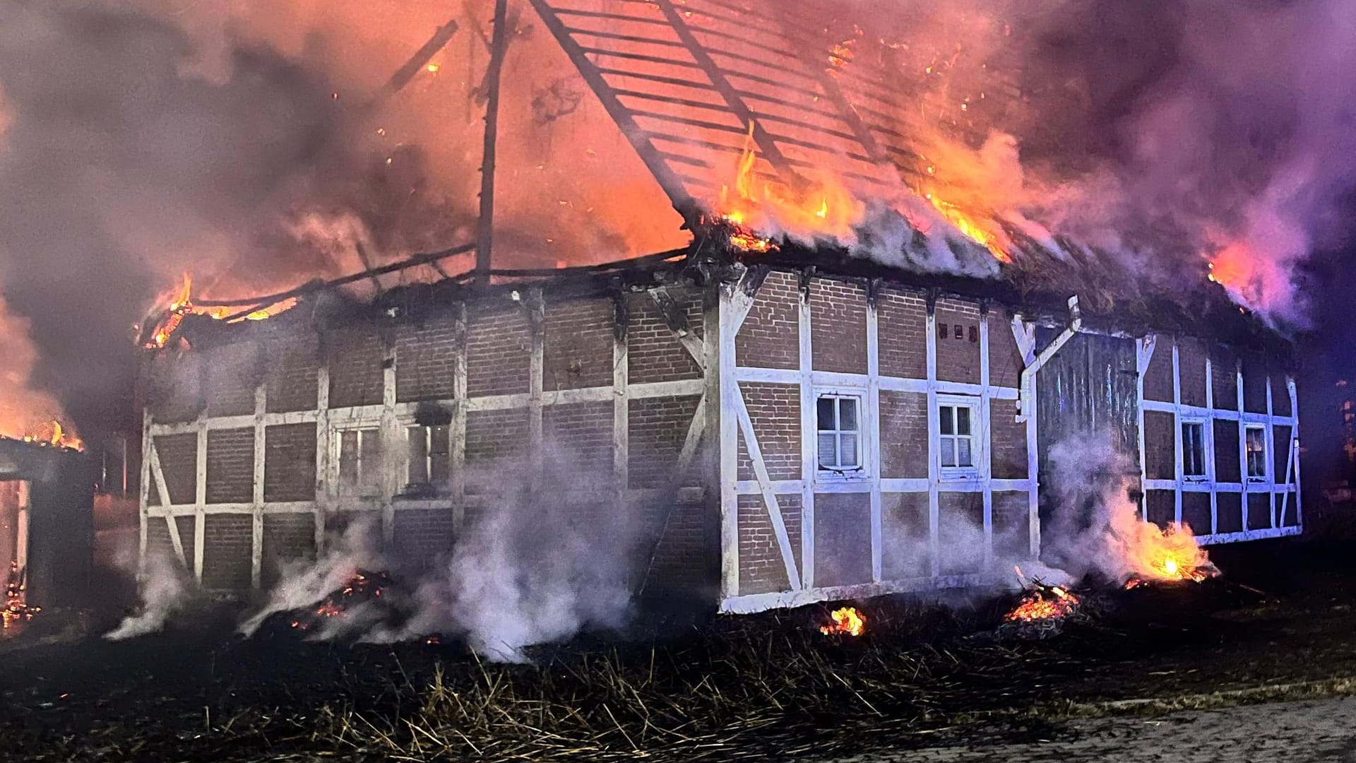 Ein Wohnhaus in Dollern bei Stade brennt: Der Schaden nach dem Großeinsatz am Donnerstagmorgen liegt bei 2,5 Millionen Euro.