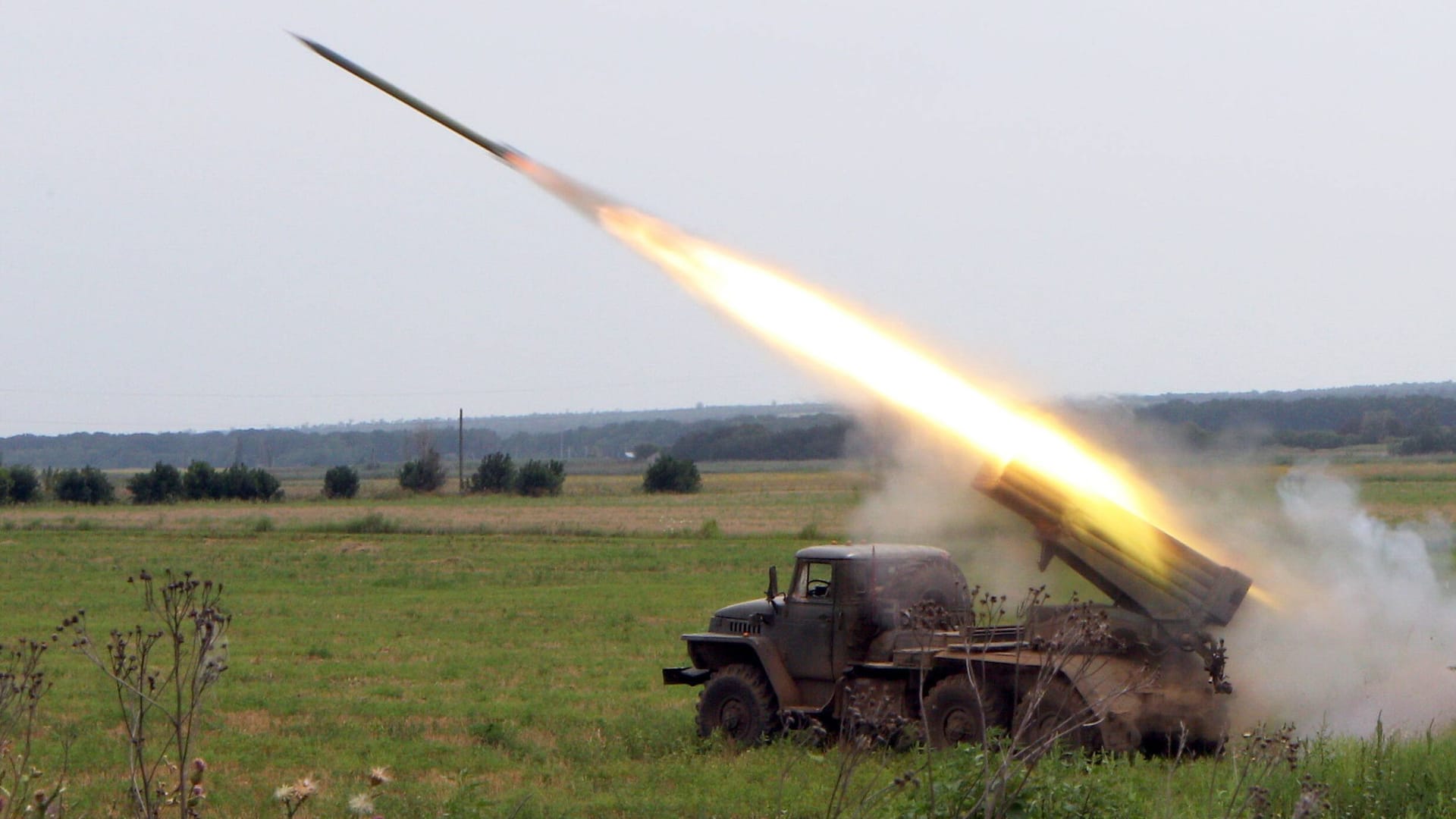 Ukrainischer Raketenwerfer feuert eine Rakete ab (Archivbild).