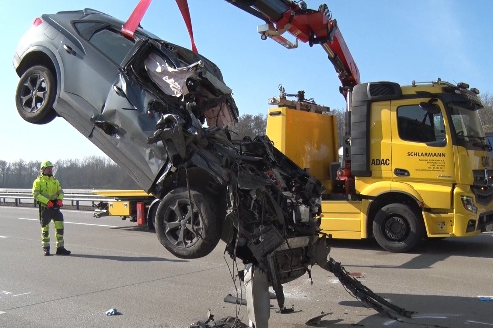 Die Bergungsarbeiten auf der A1 ziehen sich den ganzen Tag.