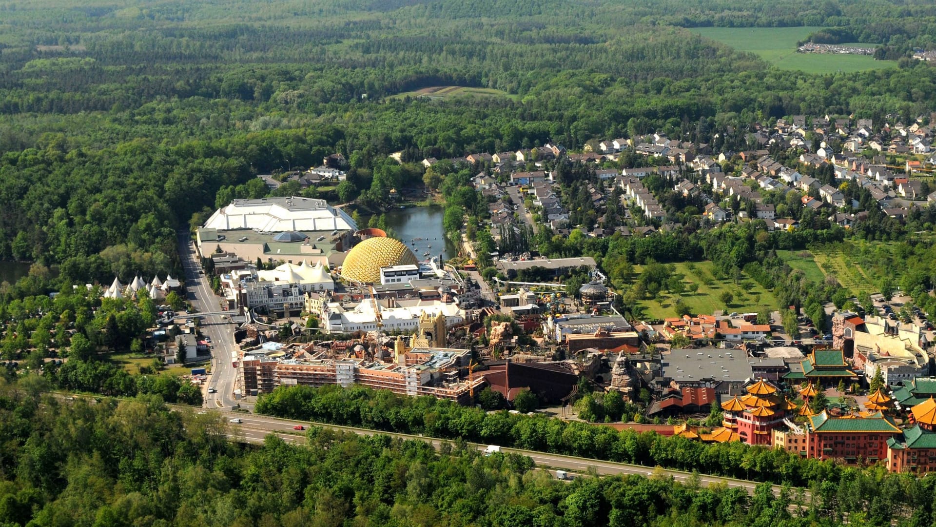 Das Phantasialand in Brühl (Archivbild): Das Gelände soll nach links um neue Attraktionen erweitert werden.