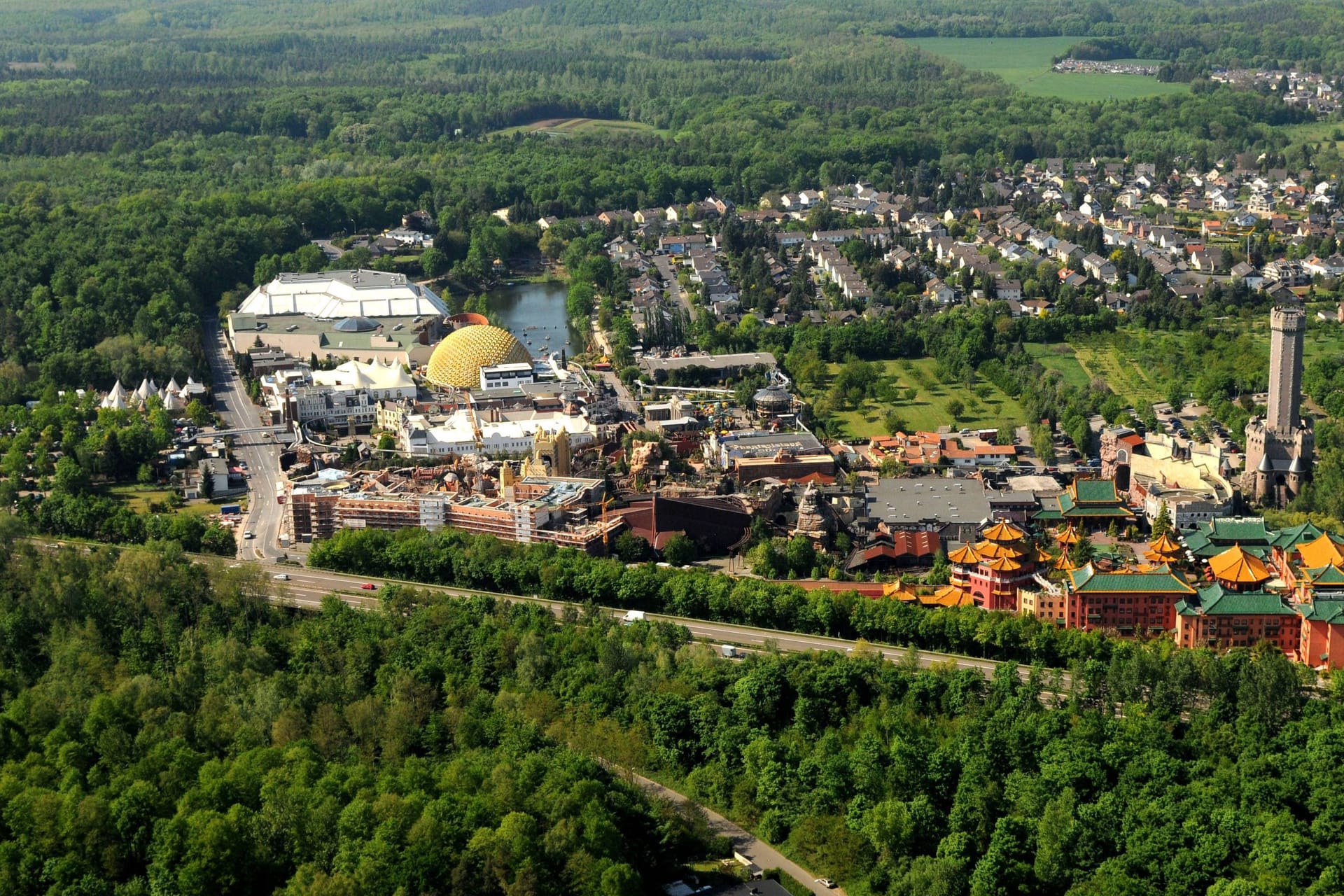 Das Phantasialand in Brühl (Archivbild): Das Gelände soll nach links um neue Attraktionen erweitert werden.