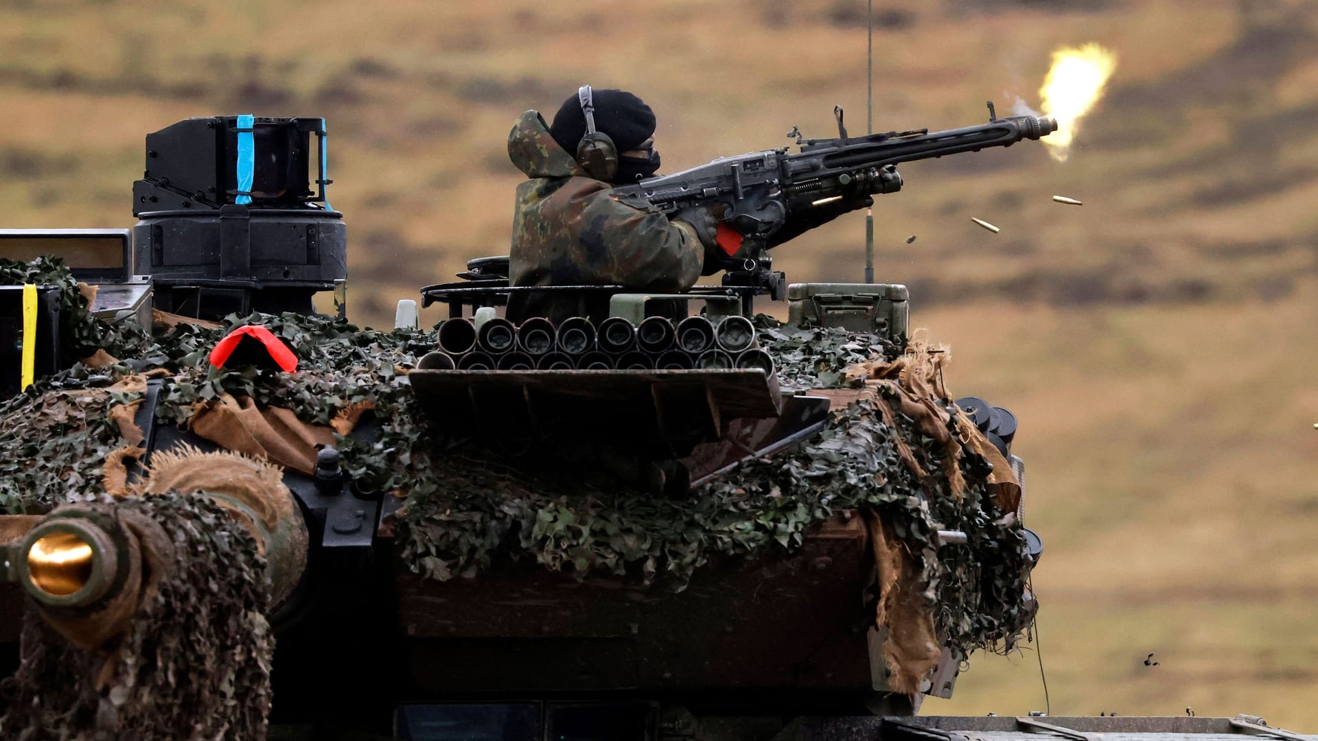 Ein Soldat der Bundeswehr auf einem Kampfpanzer Leopard 2A6: Europa arbeitet an einer eigenen Sicherheitsarchitektur.