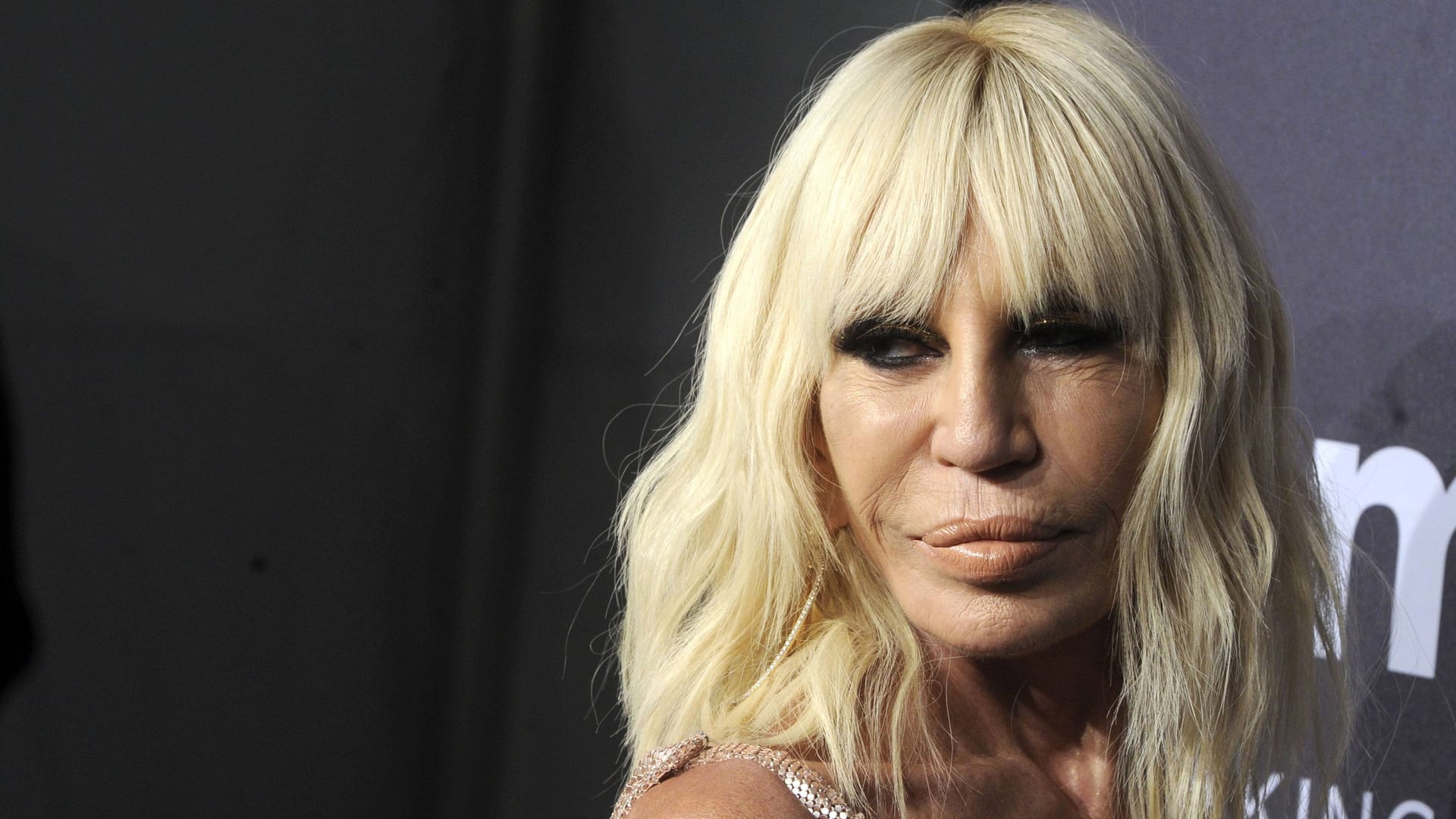 Donatella Versace: Die 69 Jahre alte Designerin leitet seit 1997 die kreativen Geschicke ihres Modehauses.