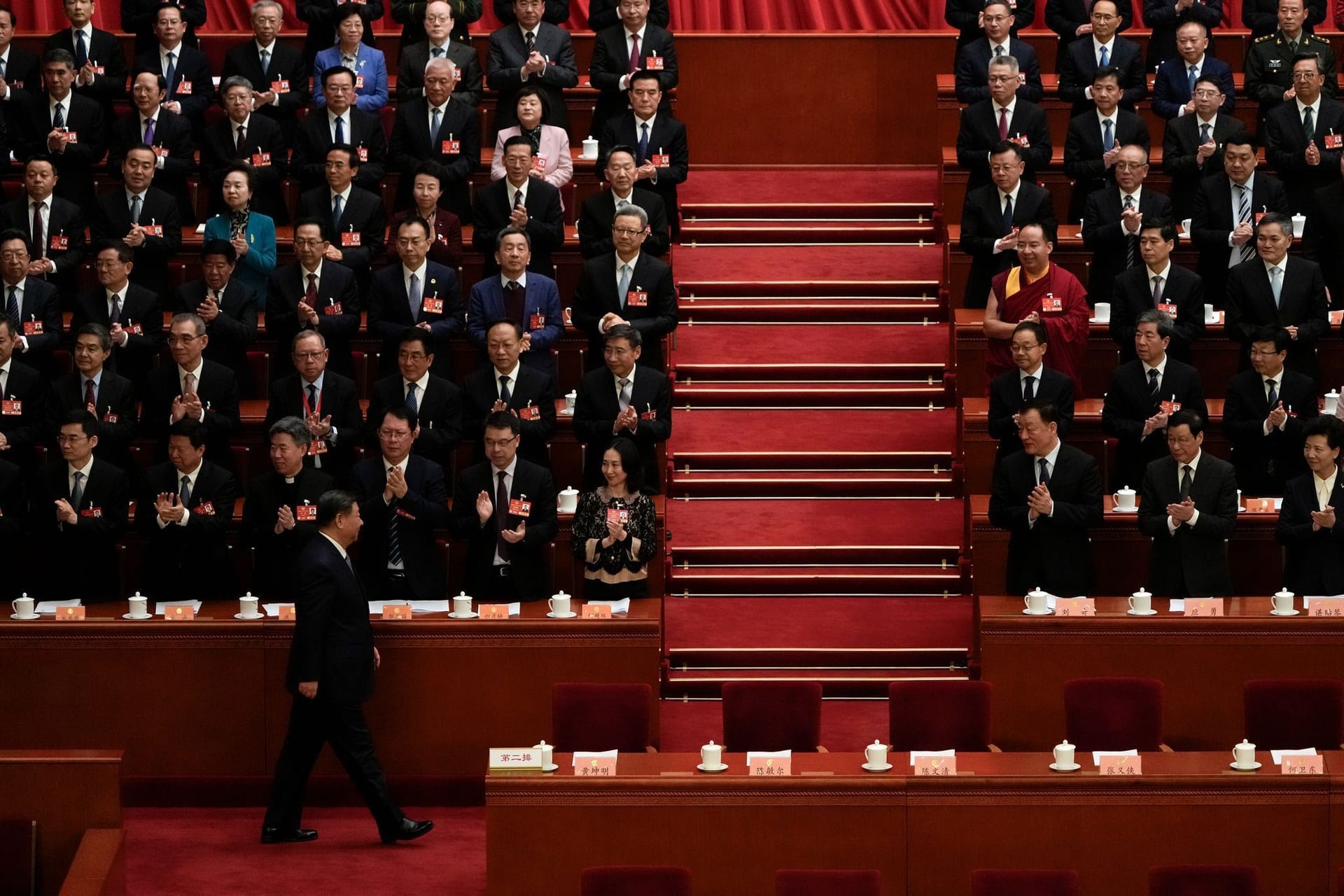 Sogenannte Delegierte applaudieren Chinas Präsident Xi Jinping bei der Eröffnungssitzung.