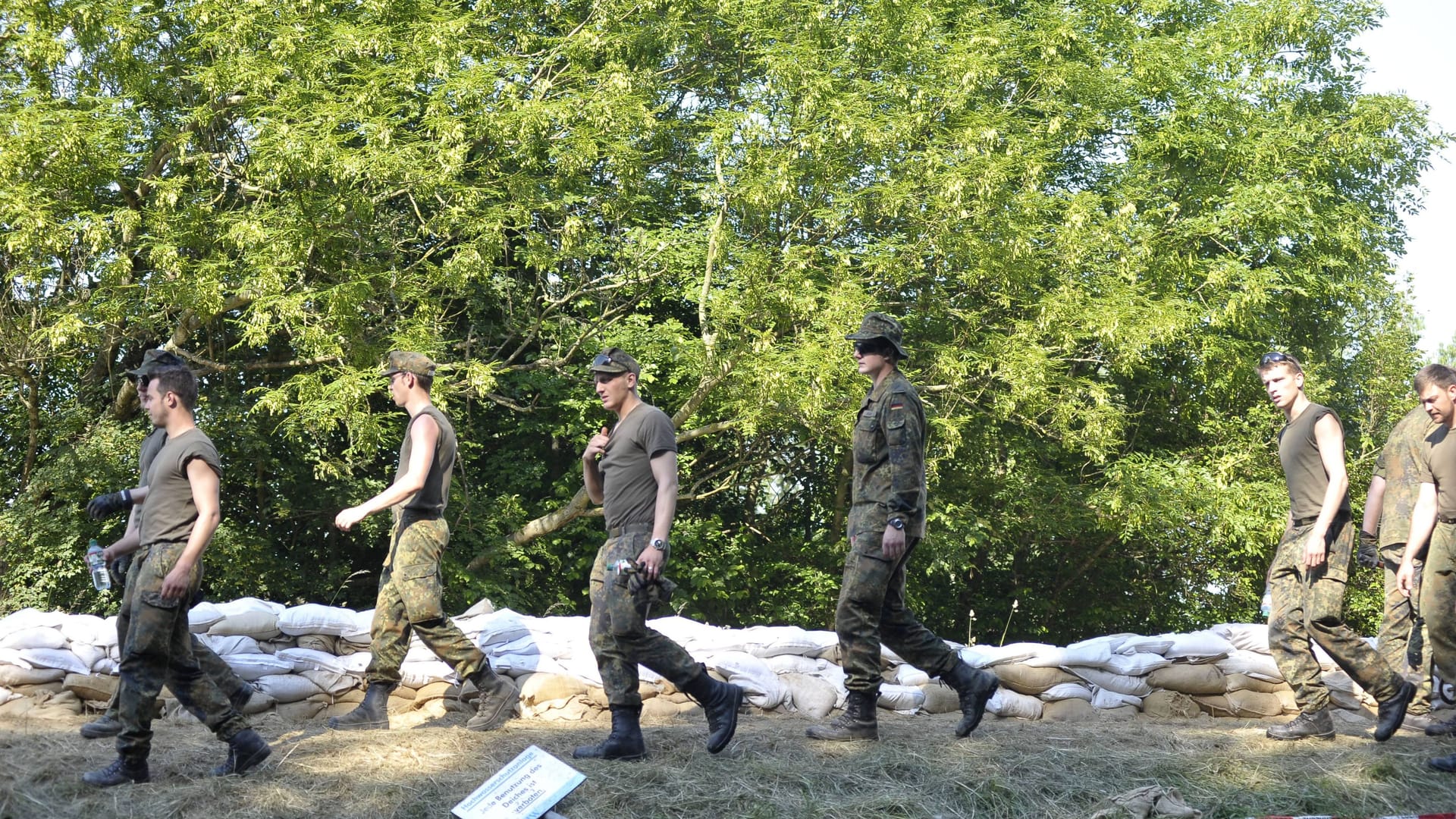 Soldaten der Bundeswehr während eines Elbe-Hochwassers (Archivbild): Die Heimatdivision soll auch bei Naturkatastrophen zum Einsatz kommen.