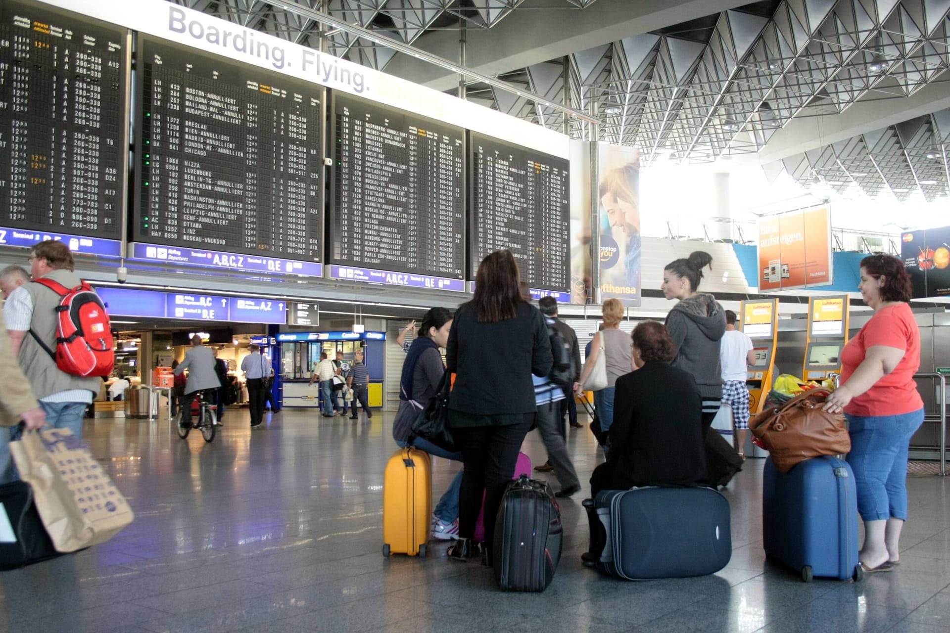 Passagiere am Frankfurter Flughafen (Symbolbild): Zahlreiche Abflüge am Frankfurter Flughafen sind gestrichen.