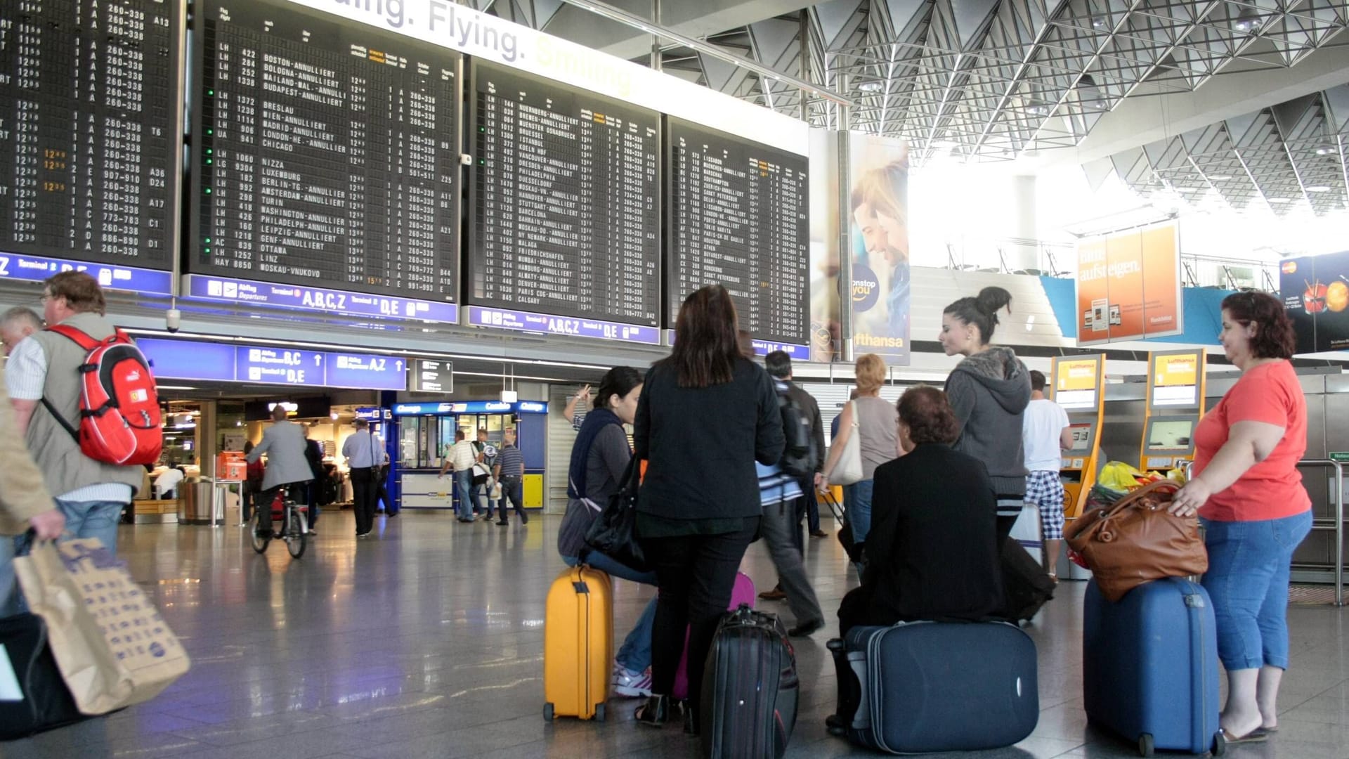 Passagiere am Frankfurter Flughafen (Symbolbild): Zahlreiche Abflüge am Frankfurter Flughafen sind gestrichen.