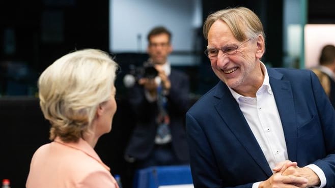 Bernd Langer (S&D, r.) im Europäischen Parlament: Die EU droht den USA mit Schritten gegen die Digitalbranche.