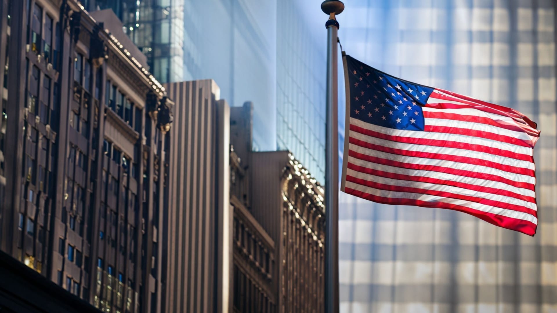 Amerikanische Flagge vor der New York Stock Exchange