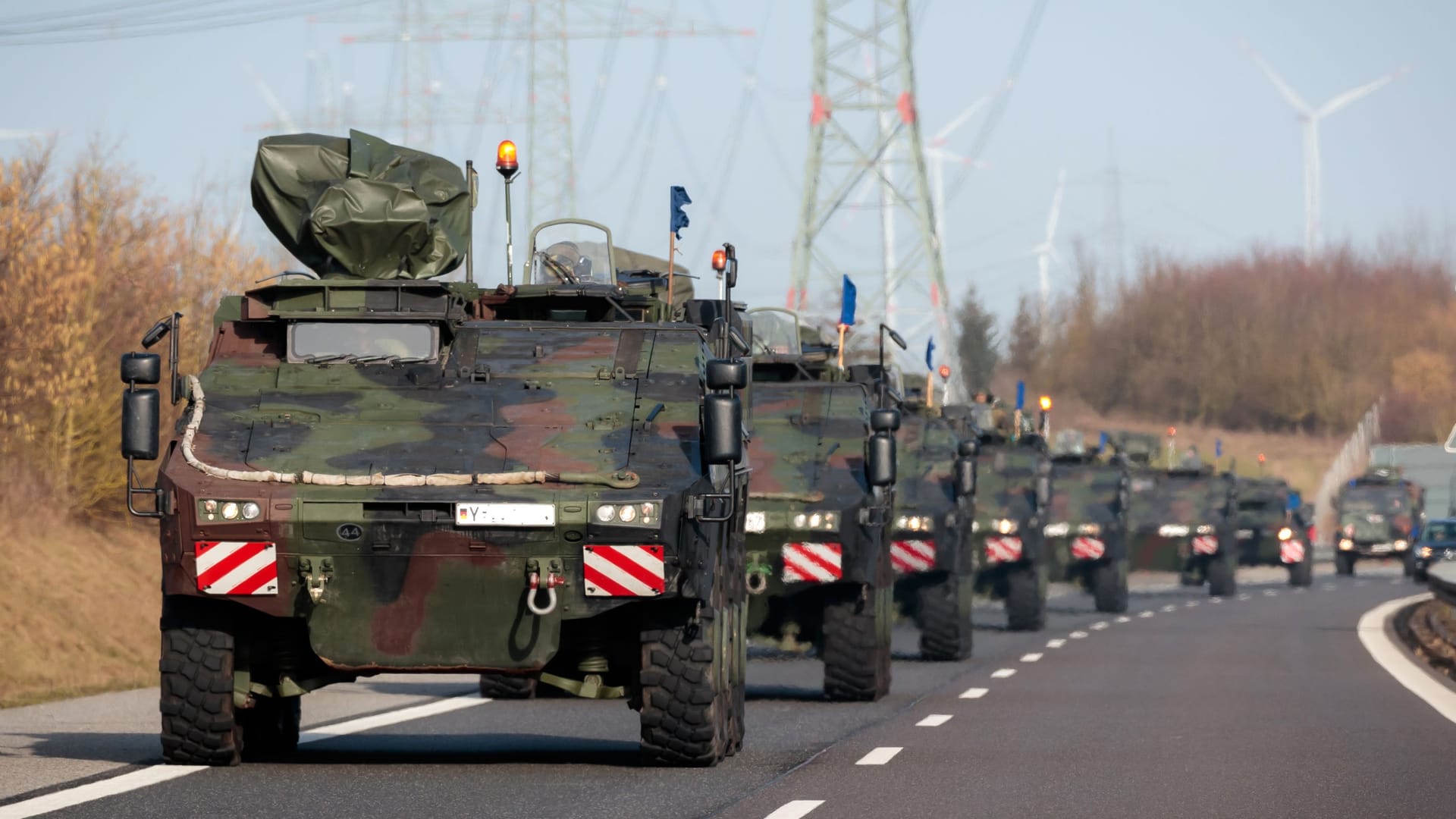 Mehrere Bundeswehrfahrzeuge auf einer Autobahn in Deutschland: In einer großangelegten Übung wird in Nordrhein-Westfalen für den Katastrophenfall geprobt.