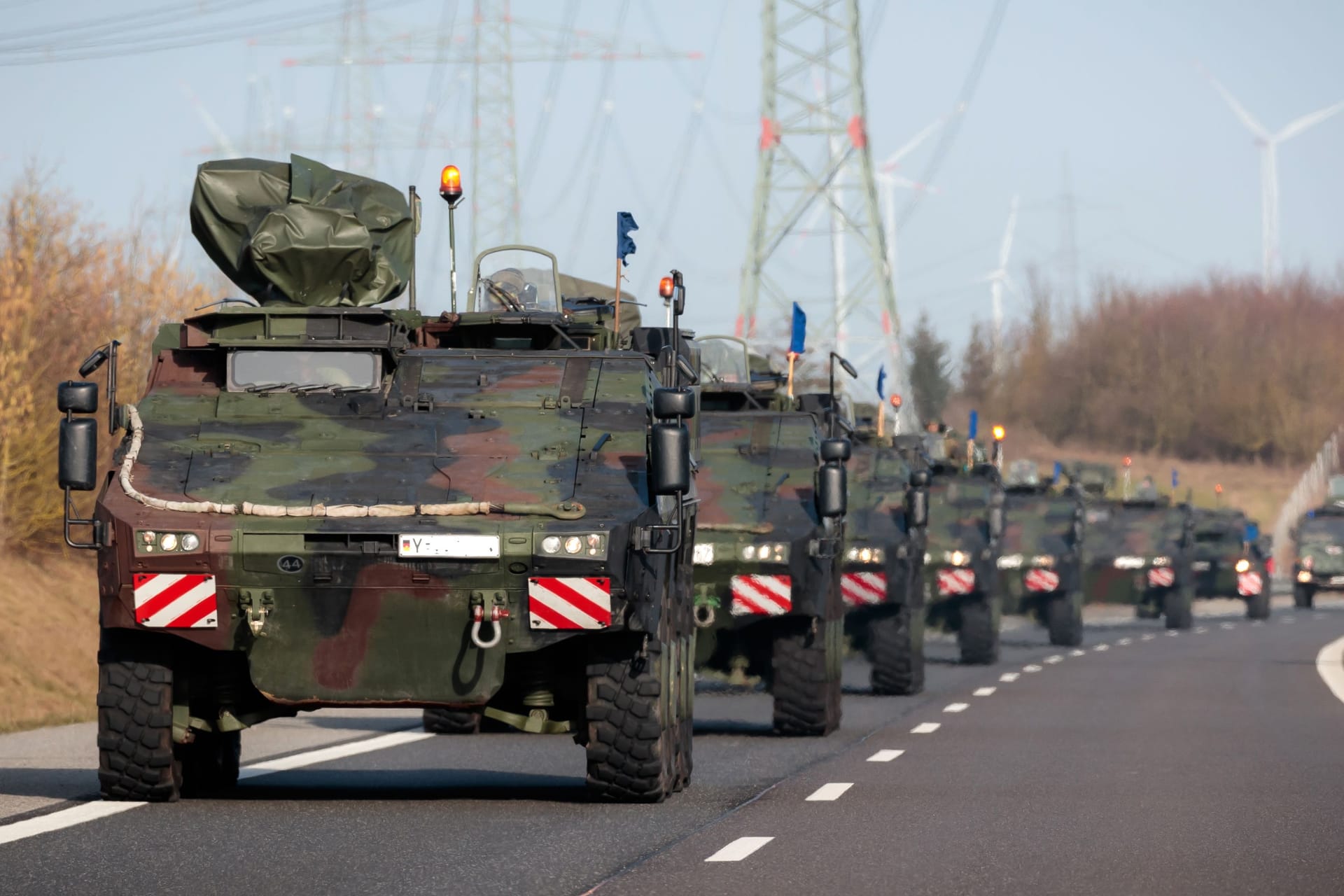 Mehrere Bundeswehrfahrzeuge auf einer Autobahn in Deutschland: In einer großangelegten Übung wird in Nordrhein-Westfalen für den Katastrophenfall geprobt.