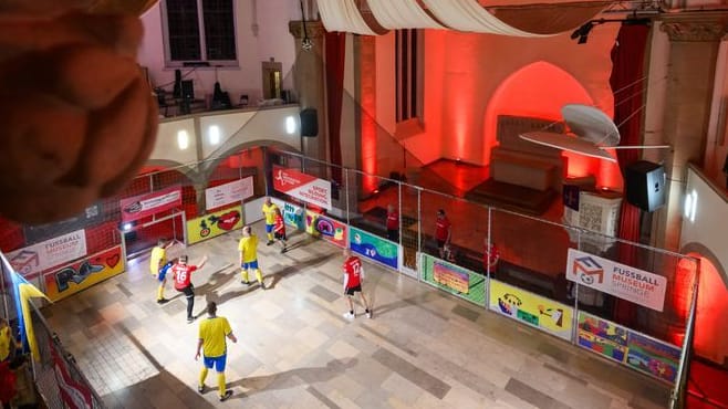 Skurriles Bild in Hannover: Mitten in der Lutherkirche wurde Fußball gespielt.