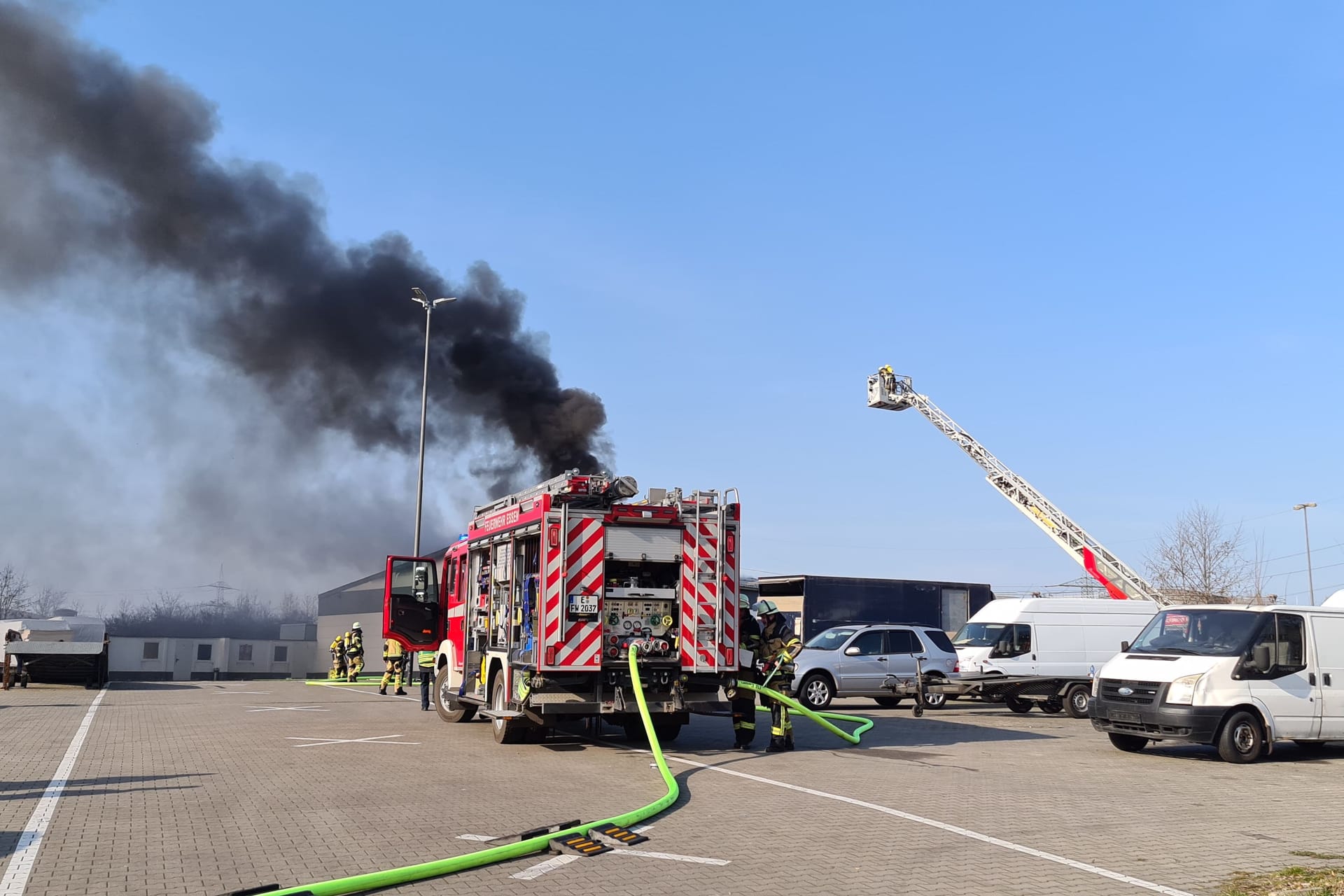 Die betroffene Lagerhalle in Essen-Dellwig: Wegen eines Brandes ist die Feuerwehr dort derzeit im Großeinsatz.