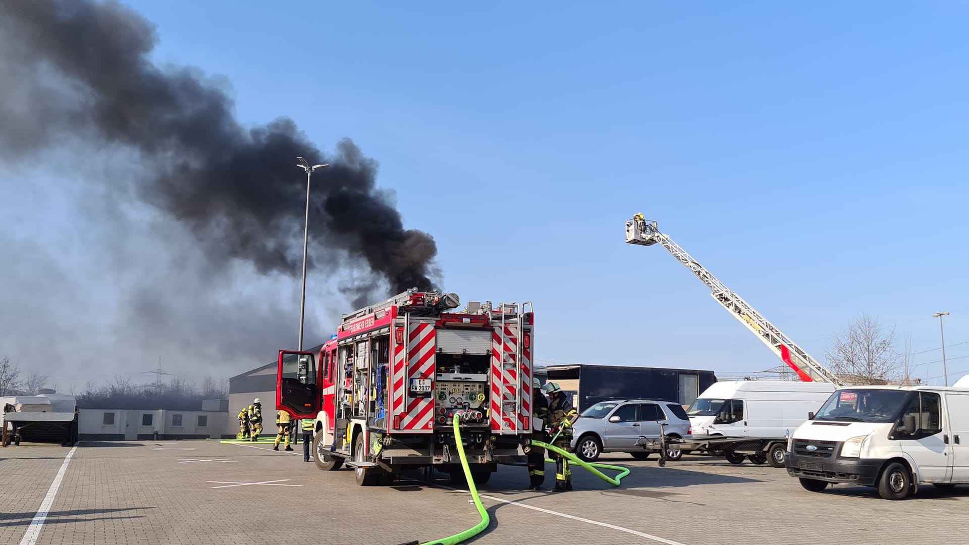 Die betroffene Lagerhalle in Essen-Dellwig: Wegen eines Brandes ist die Feuerwehr dort derzeit im Großeinsatz.