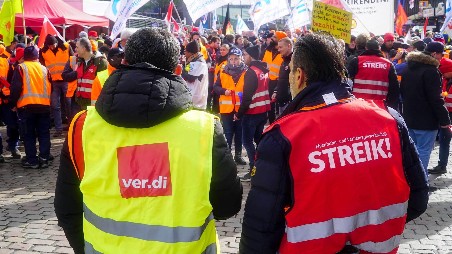 Streik am Alten Elbtunnel (Archivbild): Es könnte zu erheblichen Behinderungen im Hamburger Verkehr kommen.