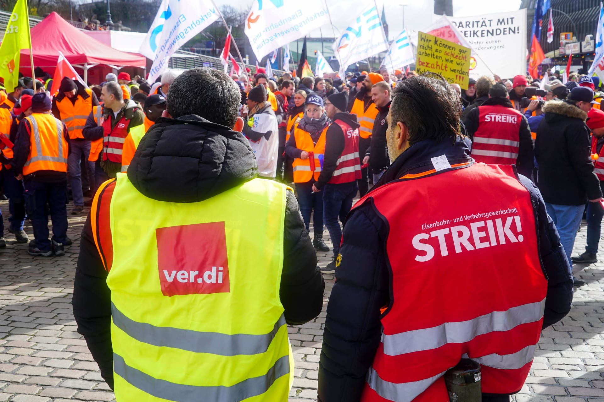 Streik am Alten Elbtunnel (Archivbild): Es könnte zu erheblichen Behinderungen im Hamburger Verkehr kommen.