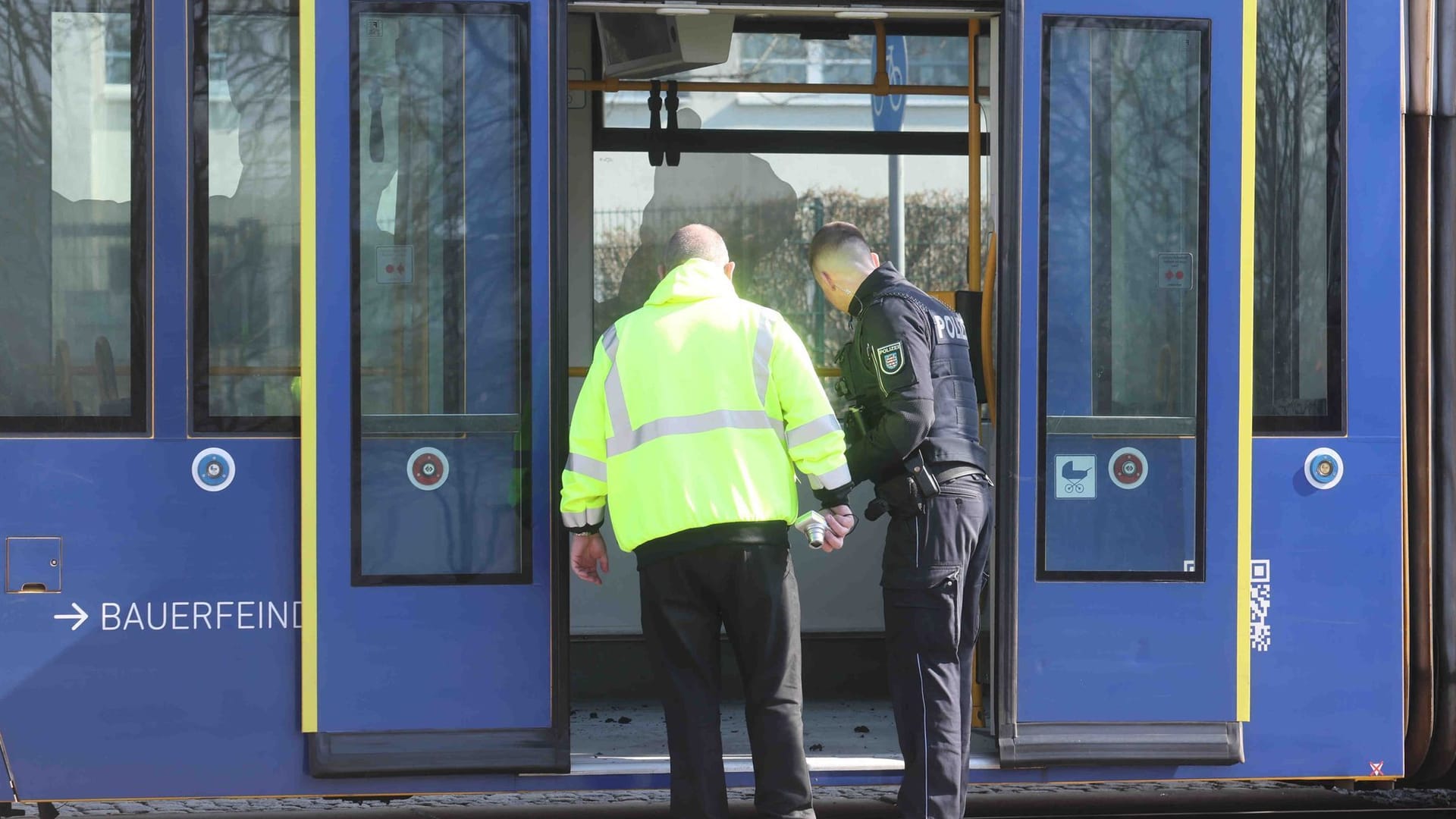 Polizei und Einsatzkräfte an Straßenbahn: Ermittlungen nach schockierendem Brandanschlag in Gera.