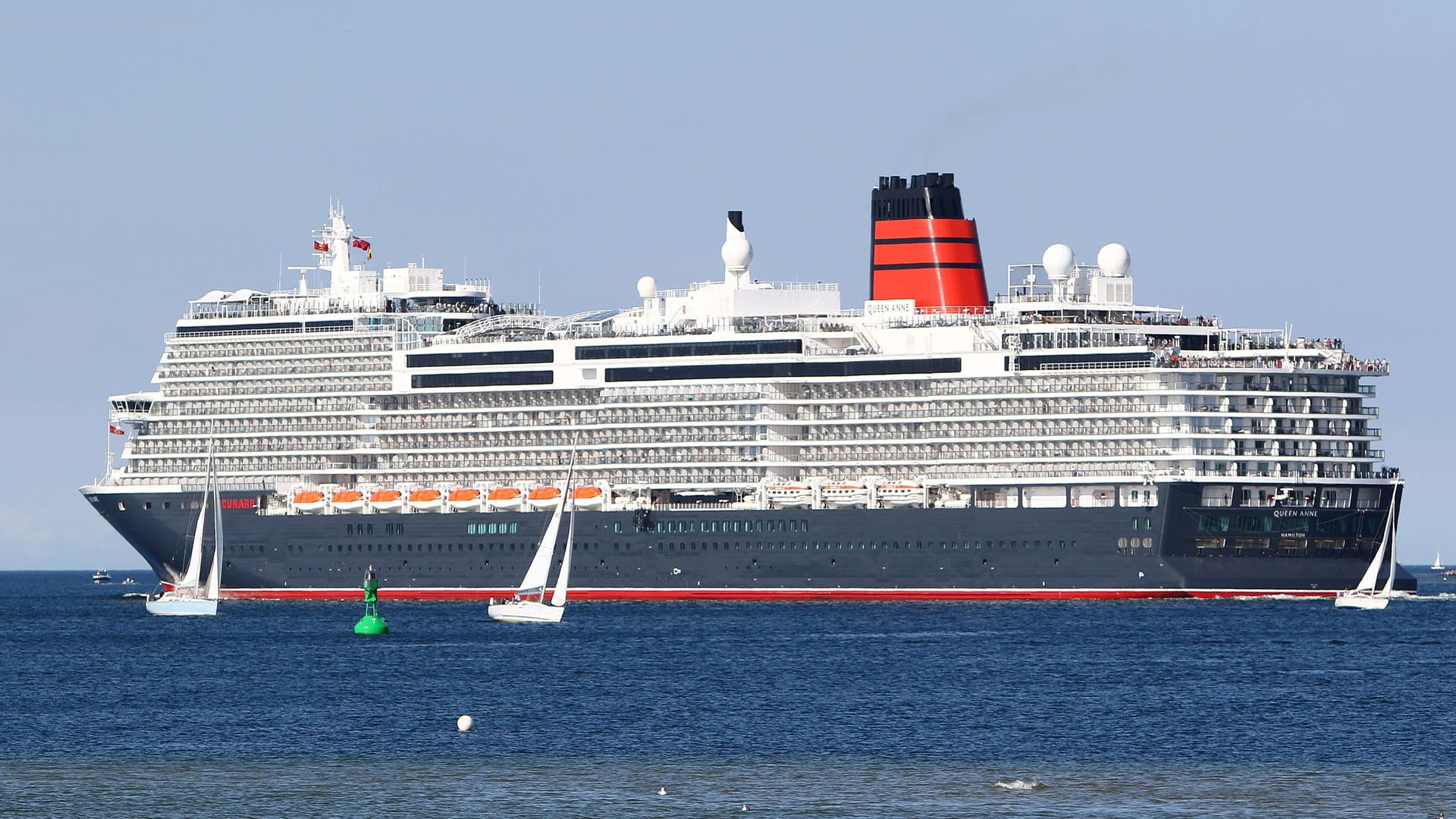 Die Queen Anne im vergangenen Sommer in der Kieler Förde (Archivbild): Das Schiff wurde 2024 in Dienst genommen und befindet sich seither auf Jungfernfahrt.