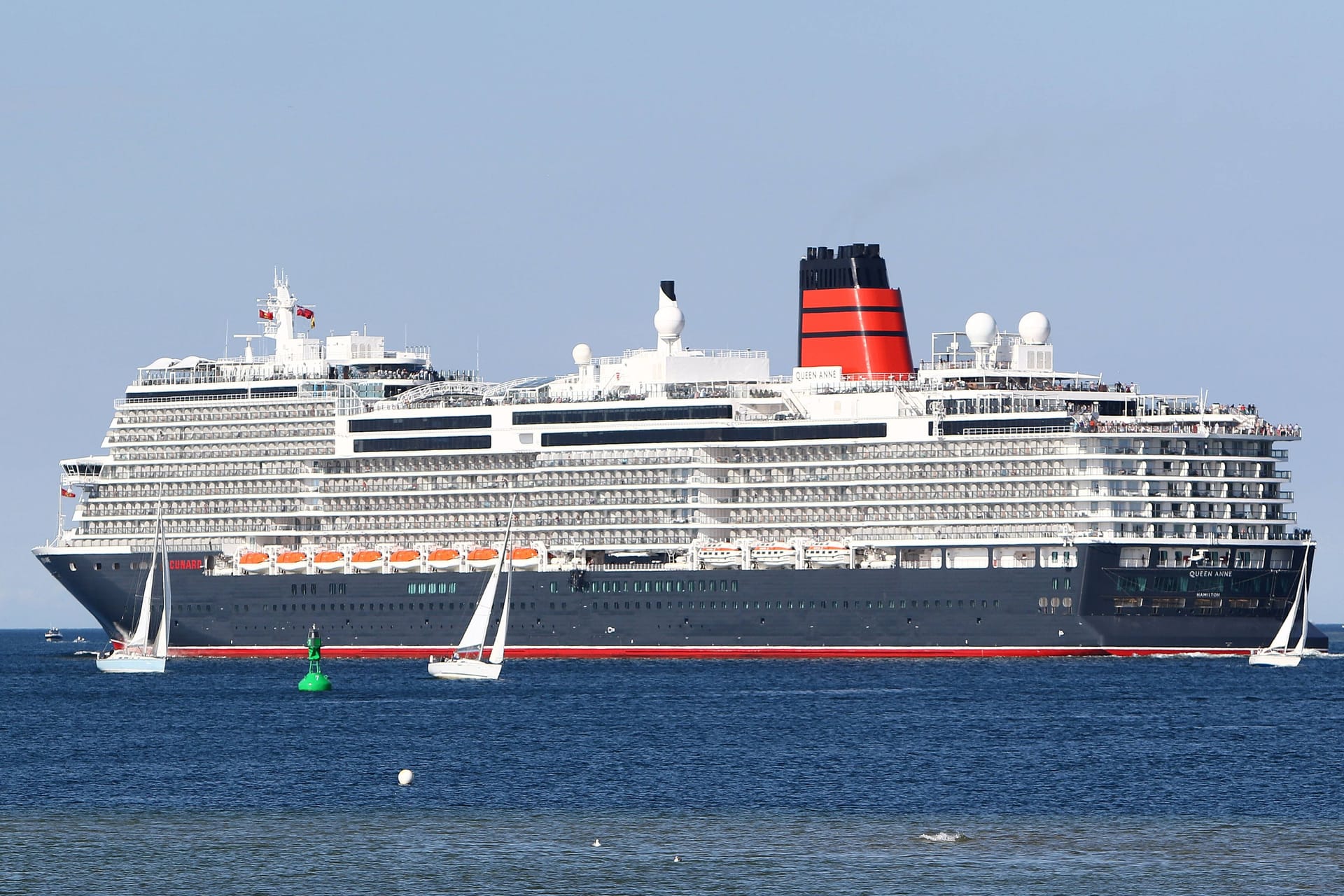 Die Queen Anne im vergangenen Sommer in der Kieler Förde (Archivbild): Das Schiff wurde 2024 in Dienst genommen und befindet sich seither auf Jungfernfahrt.