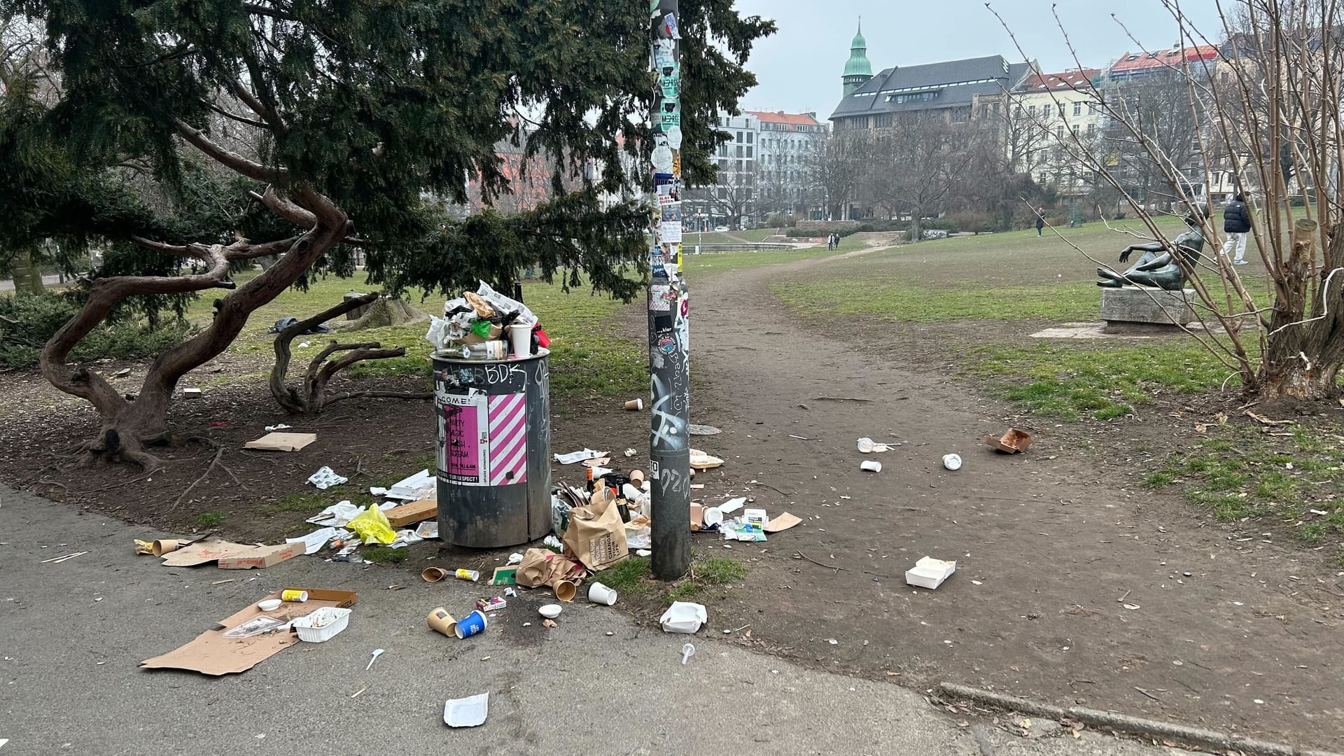 Ein überquellender Mülleimer im Volkspark Weinbergsweg: Auch hier wäre die BSR zuständig.