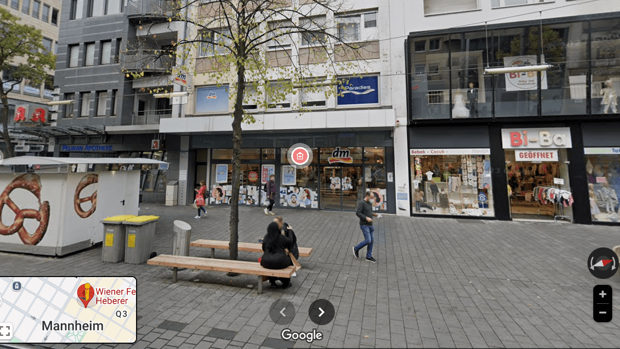 Passanten vor einem DM-Markt in Mannheim: Hier suchten Menschen Schutz nach der Amokfahrt.