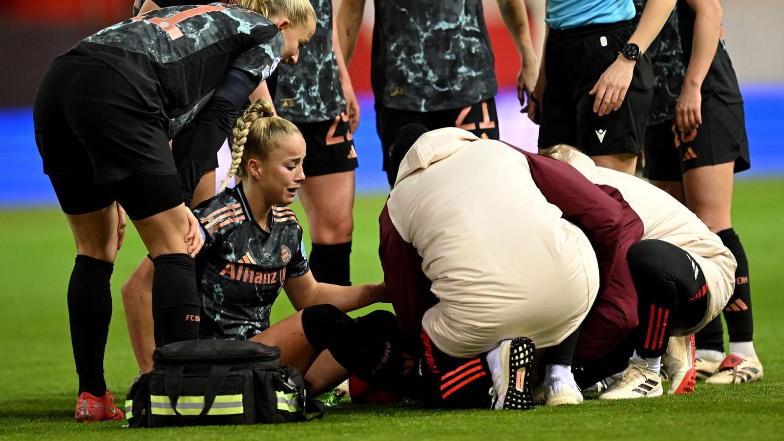 Giulia Gwinn liegt am Boden: Die Bayern-Spielerin wurde böse getroffen.