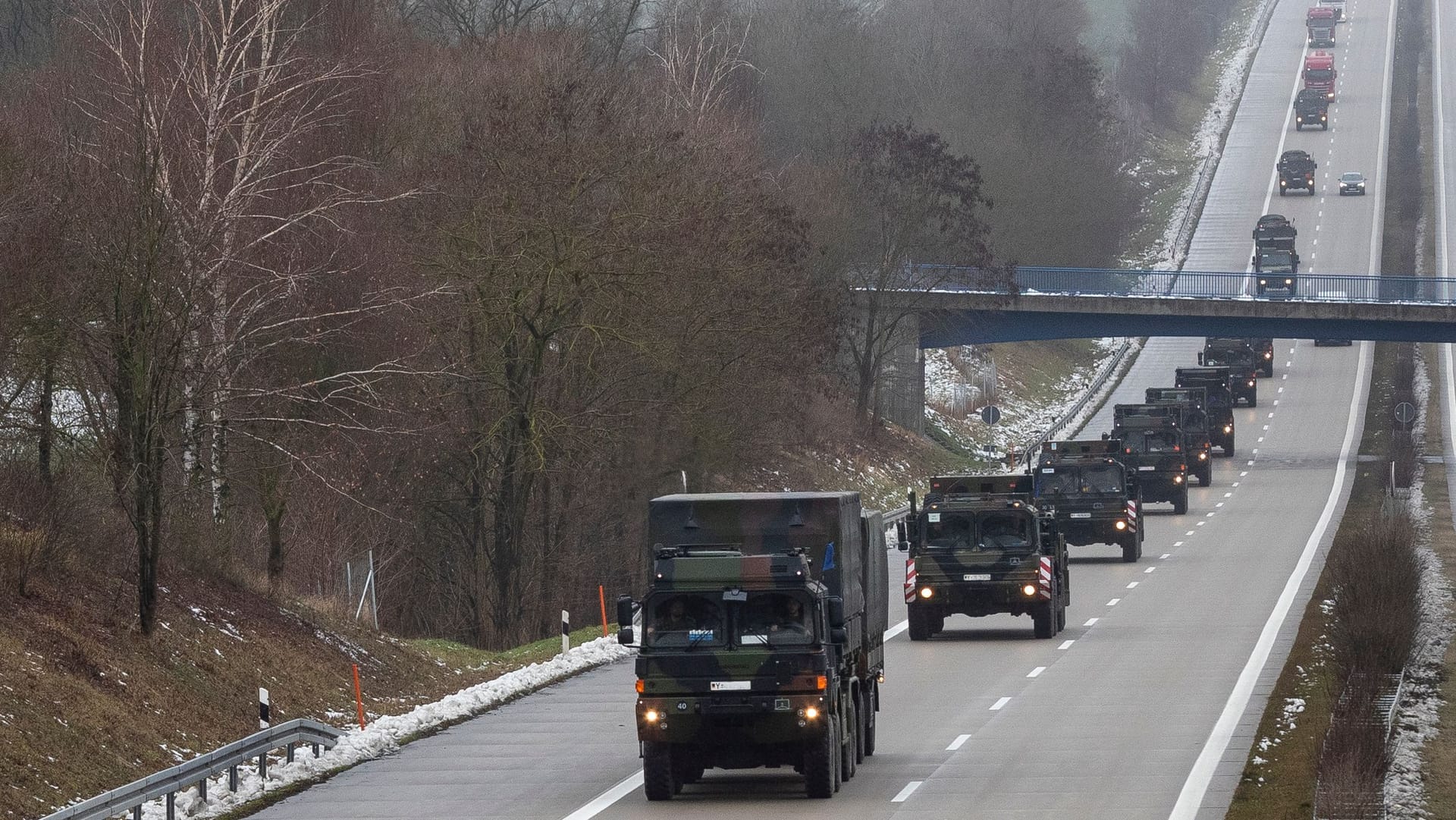 Rund 250 Fahrzeuge der Bundeswehr fahren am Sonntag quer durch Nordrhein-Westfalen: Autofahrer sollen Abstand von den kilometerlangen Konvois halten.