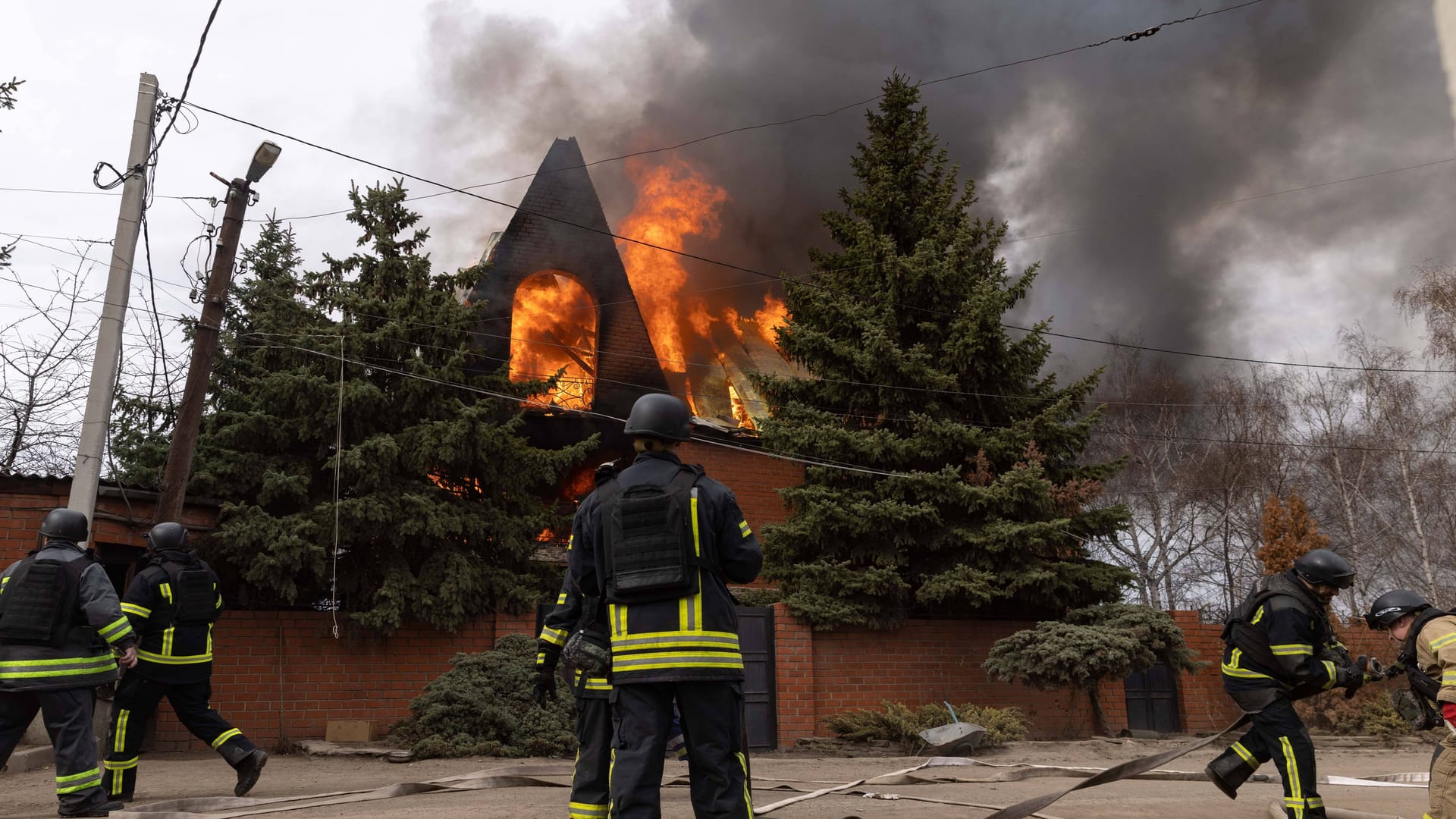 Ukrainische Feuerwehrleute löschen einen durch eine russische Drohne ausgelösten Brand (Archivbild).