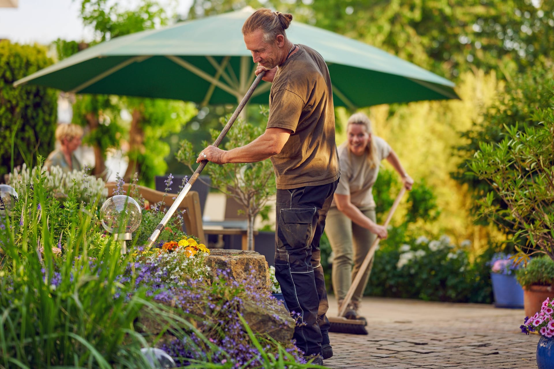 Wenn Sie die Terrasse richtig reinigen, bleibt Sie lange gepflegt.