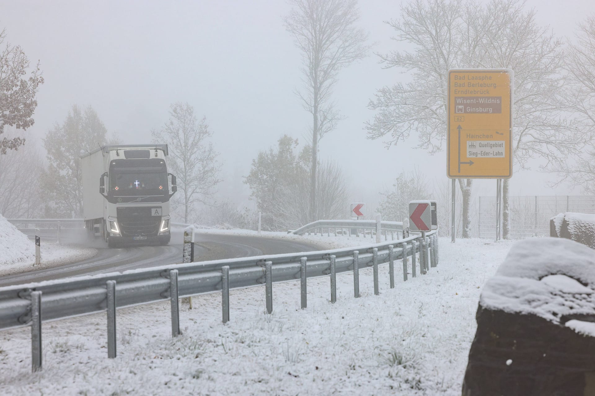 Ein LKW fährt über eine verschneite Straße: In Nordrhein-Westfalen wird es nach frühlingshaften Temperaturen nochmal richtig kalt.