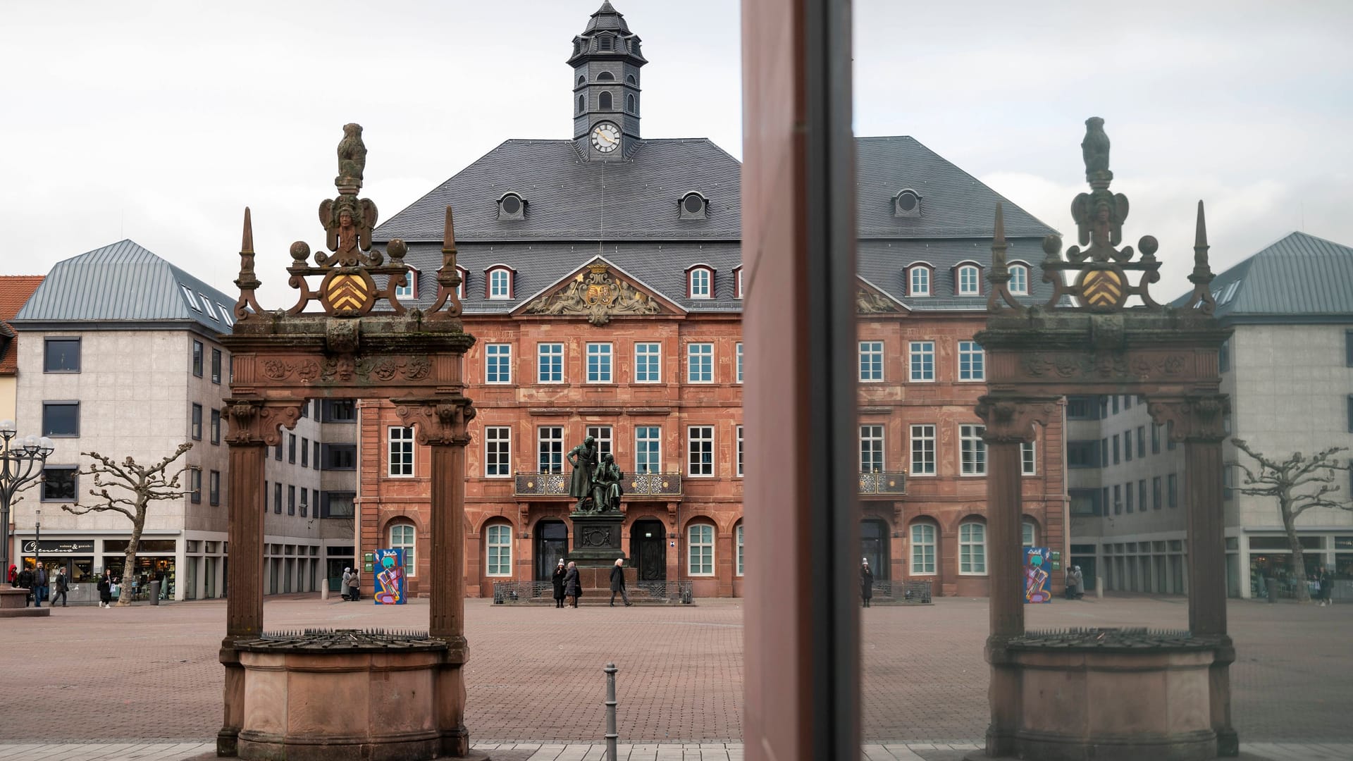 Blick auf das Rathaus in Hanau (Archivbild): Die Stadt kam bei einer eigenen Zählung auf mehr als 10.000 Einwohner mehr.