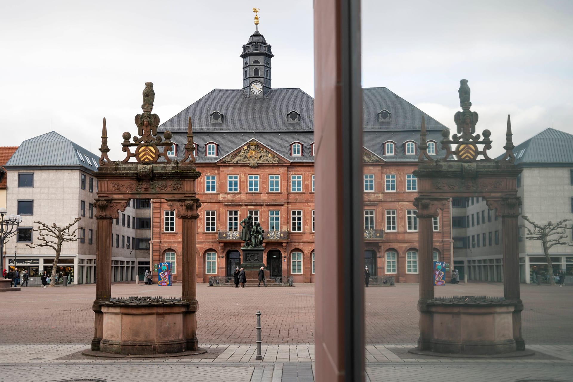 Blick auf das Rathaus in Hanau (Archivbild): Die Stadt kam bei einer eigenen Zählung auf mehr als 10.000 Einwohner mehr.