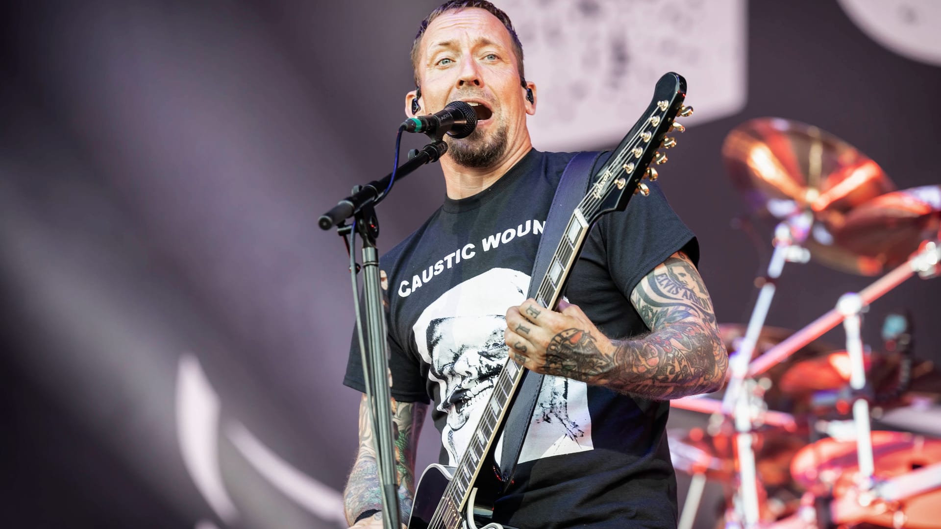 Volbeat-Frontmann Michael Poulsen auf der Bühne (Archivbild): Die dänischen Rock-Superstars kommen im Herbst 2025 für ein Konzert nach Hannover.