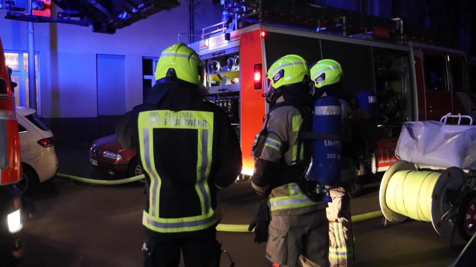 Die Feuerwehr konnte zwei Personen aus der Wohnung bergen.