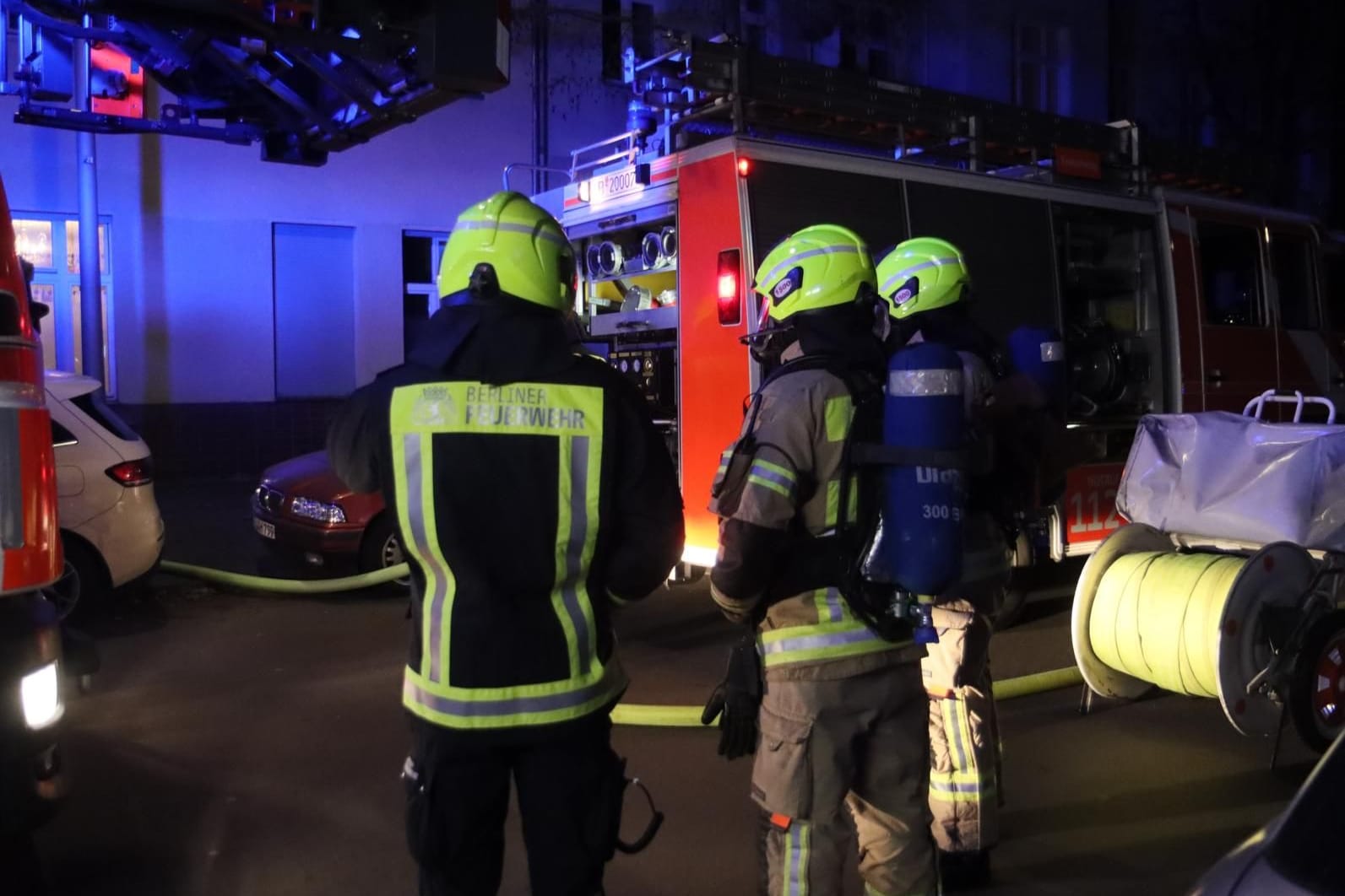 Die Feuerwehr konnte zwei Personen aus der Wohnung bergen.