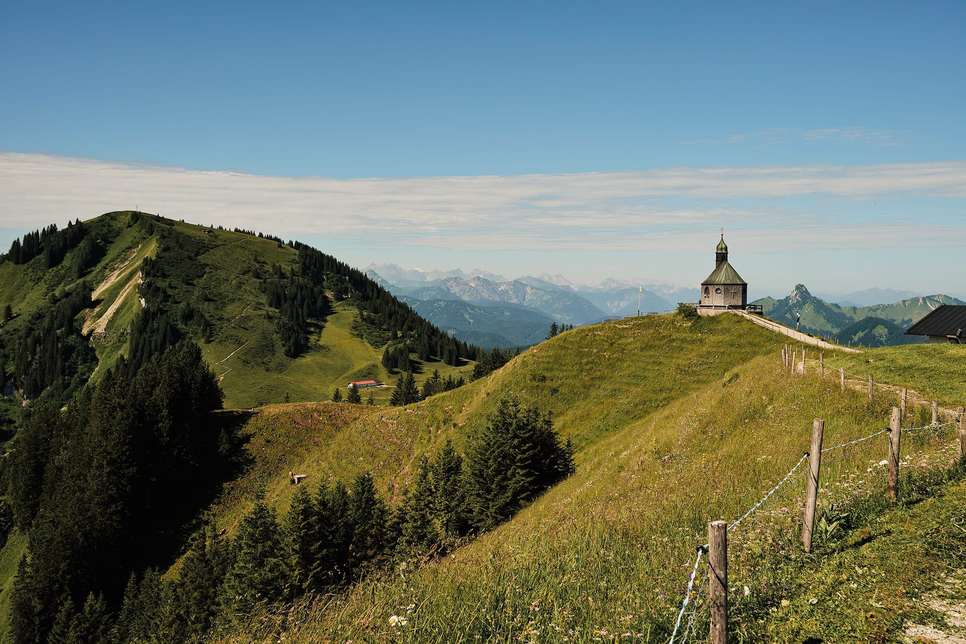 Bergkapelle auf grüner Anhöhe: Ein Bildband zeigt die schönsten Hideaways für stilvolles Reisen in Deutschland.