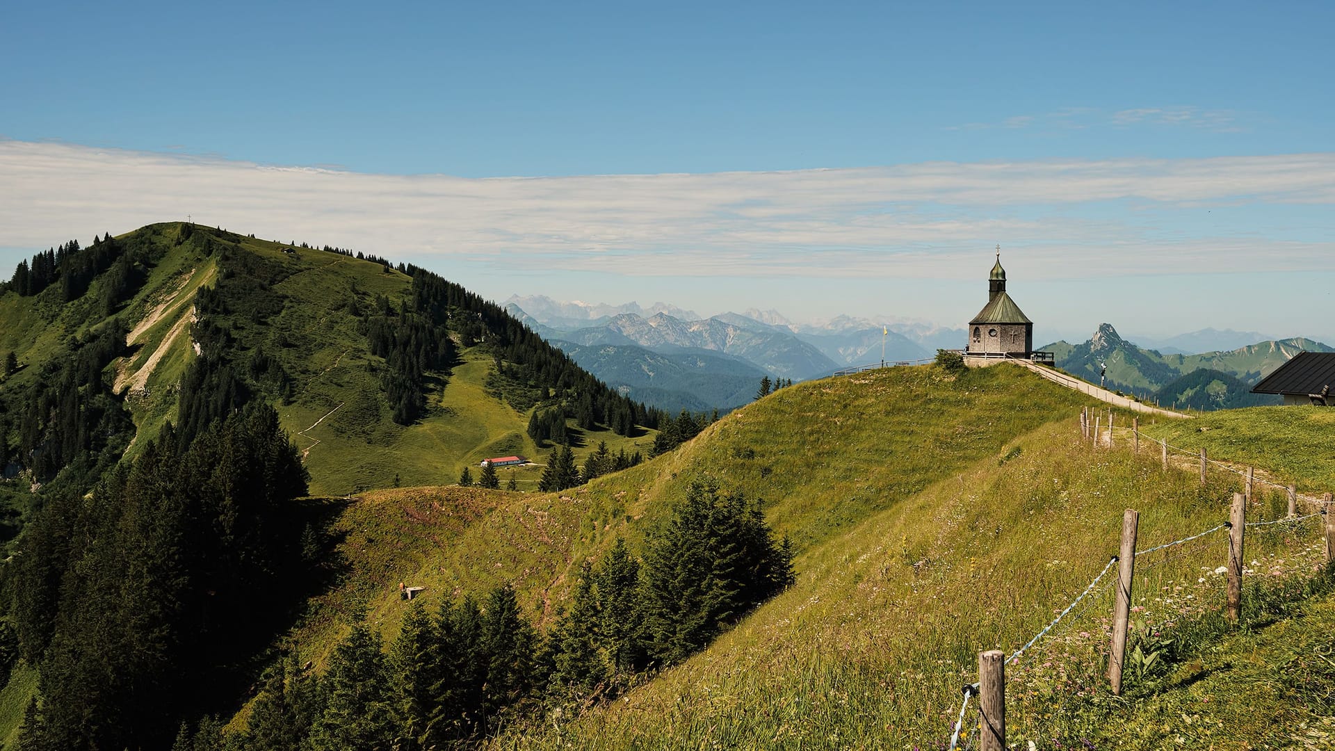 Bergkapelle auf grüner Anhöhe: Ein Bildband zeigt die schönsten Hideaways für stilvolles Reisen in Deutschland.