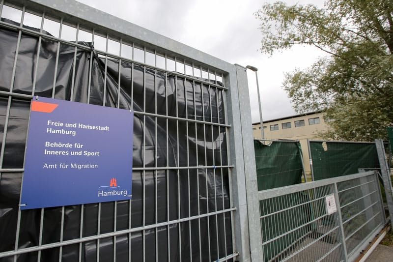 Mit Sichtschutzplanen ist der Zugang einer Aufnahmeeinrichtung in Hamburg-Rahlstedt versehen (Symbolbild): In der Nähe der Aufnahmeeinrichtung hat die Hamburger Innenbehörde ein sogenanntes «Dublin-Zentrum» aufgebaut.