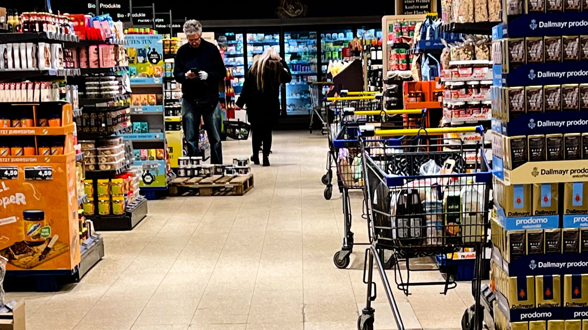 Stöbern im Supermarkt: Mancher Kunde nutzt den Einkauf zum stillen Protest.