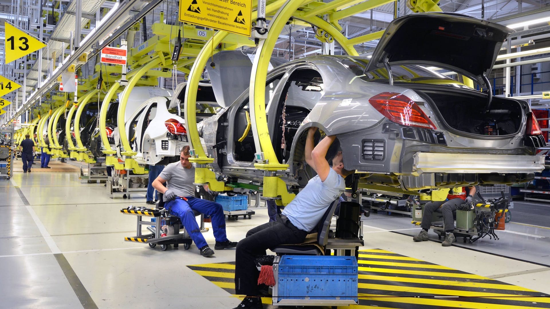 Arbeiter in einem Mercedeswerk (Symbolbild): bis 2034 soll es keine betriebsbedingten Kündigungen geben.