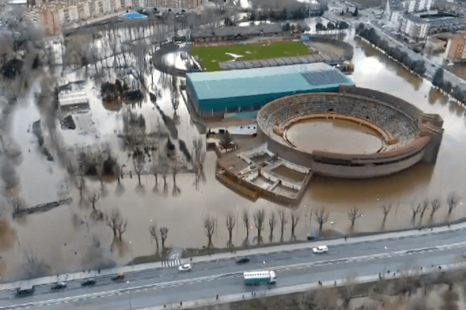 Die historische Altstadt von Ávila steht unter Wasser.