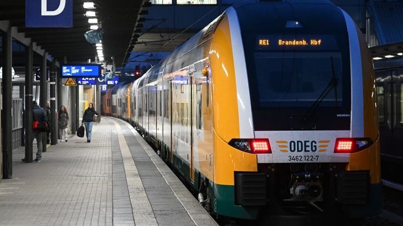 Der Regionalexpress RE1 der ODEG nach Brandenburg an der Havel steht im Hauptbahnhof am Bahnsteig.