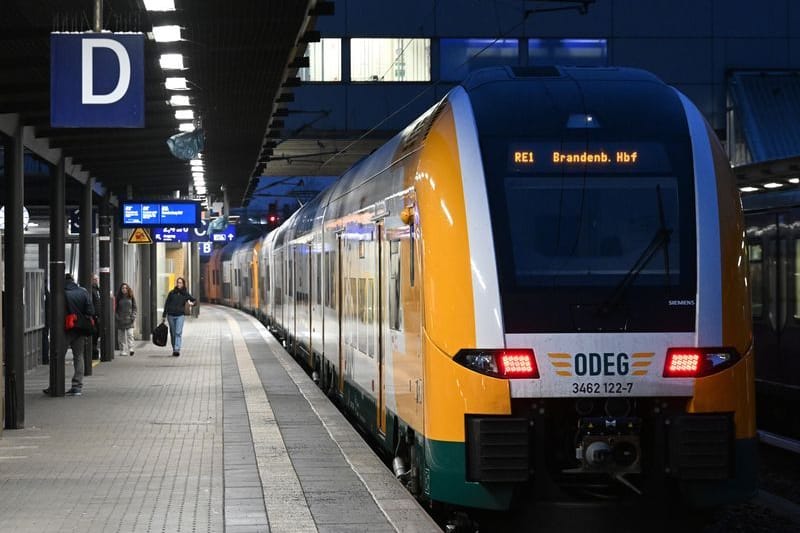 Der Regionalexpress RE1 der ODEG nach Brandenburg an der Havel steht im Hauptbahnhof am Bahnsteig.