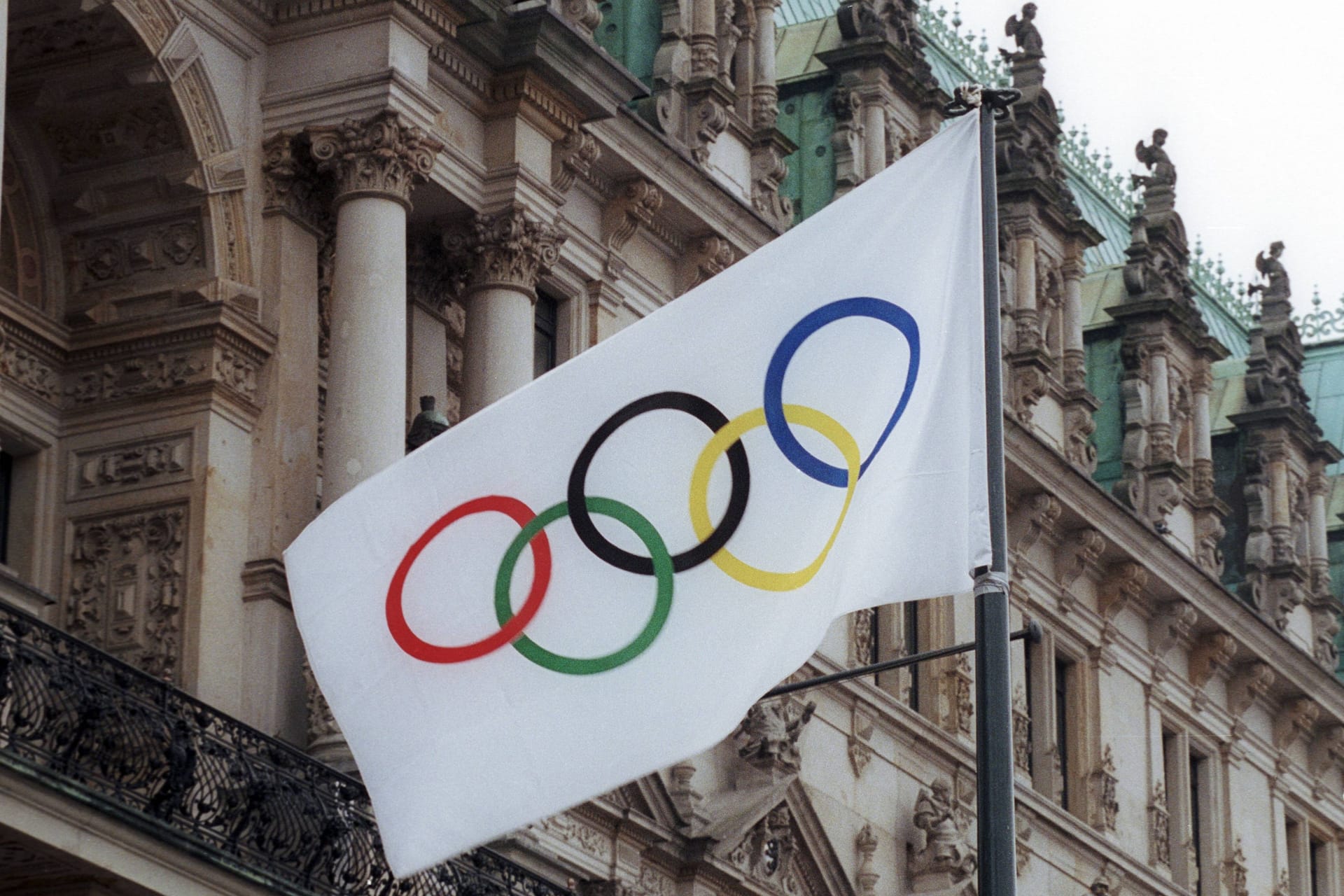 Olympia-Flagge vor dem Hamburger Rathaus (Archivbild): Die Hanesstadt will die Olympischen Spiele in den Norden holen.