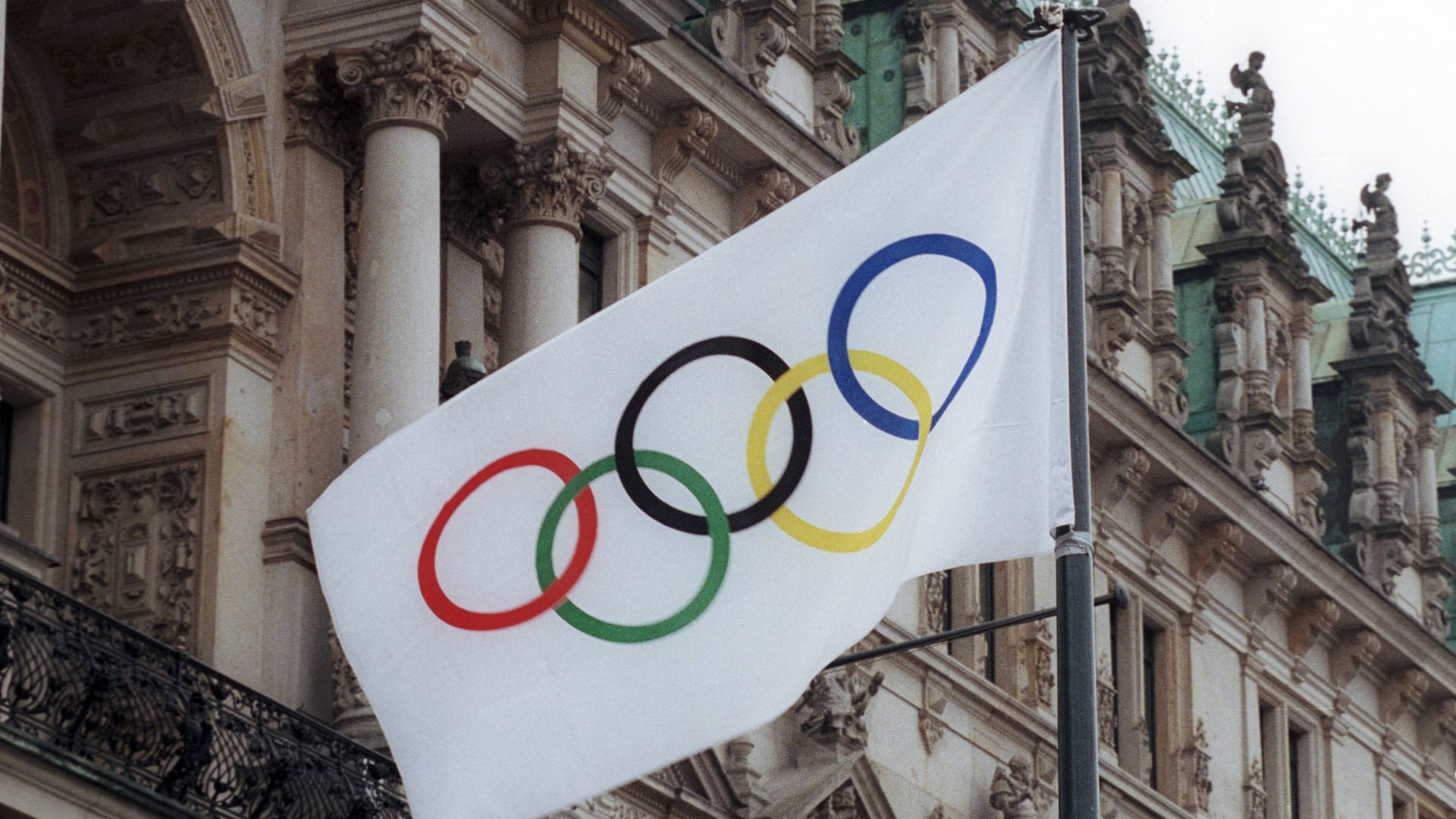 Olympia-Flagge vor dem Hamburger Rathaus (Archivbild): Die Hanesstadt will die Olympischen Spiele in den Norden holen.